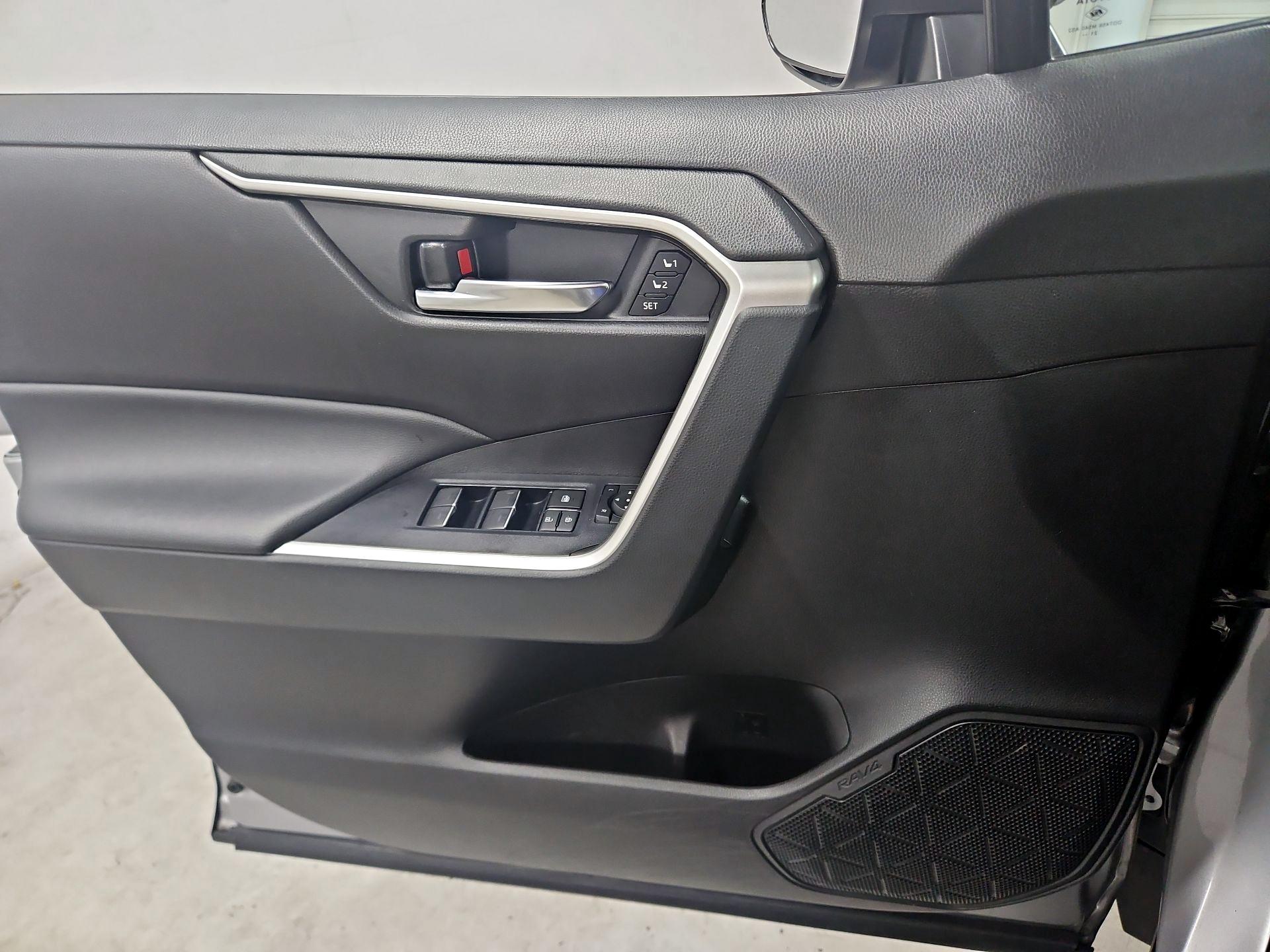 Thumbnail: 2022 Toyota RAV4 - 12