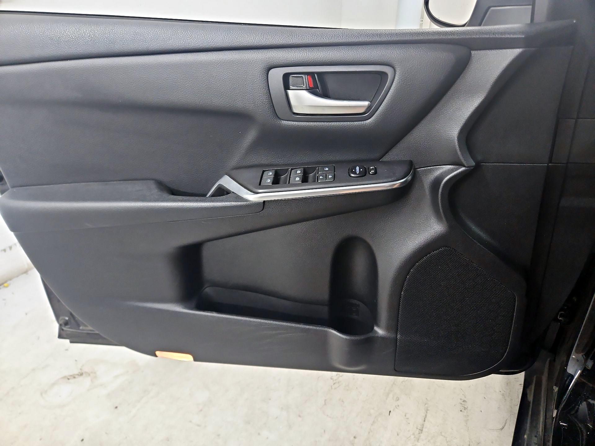 Thumbnail: 2016 Toyota Camry - 12
