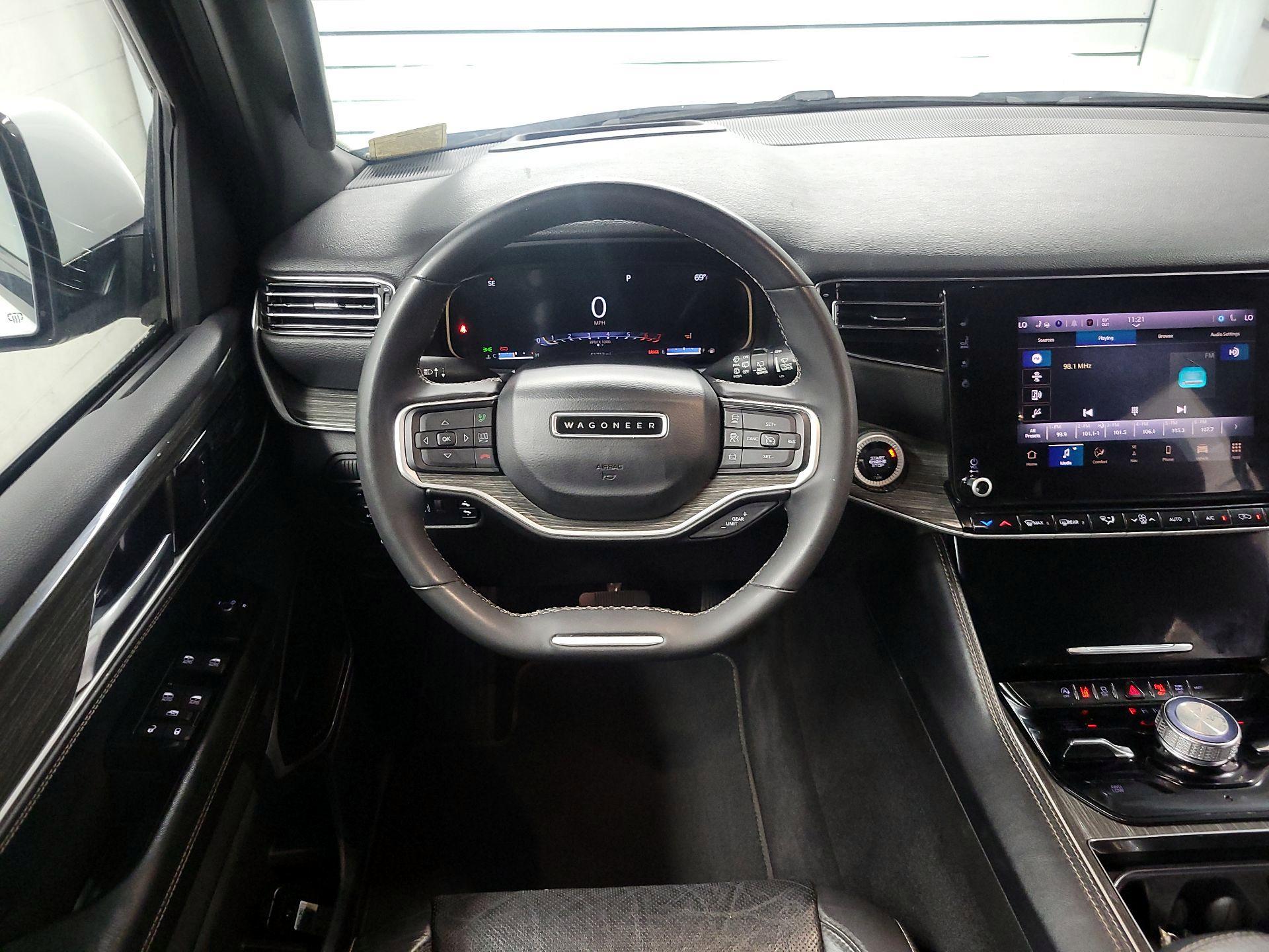 Thumbnail: 2022 Jeep Wagoneer - 10