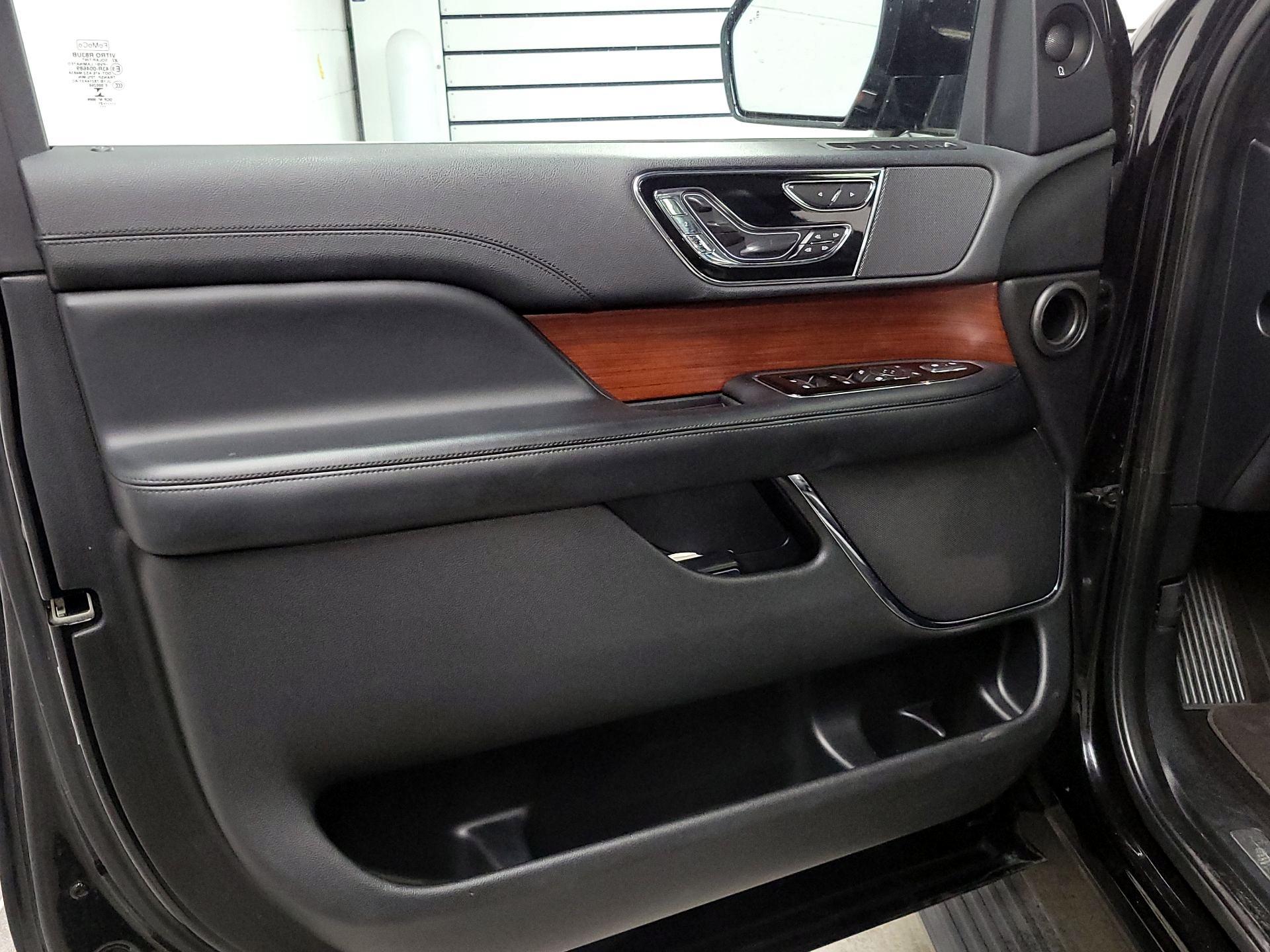 Thumbnail: 2021 Lincoln Navigator L - 12