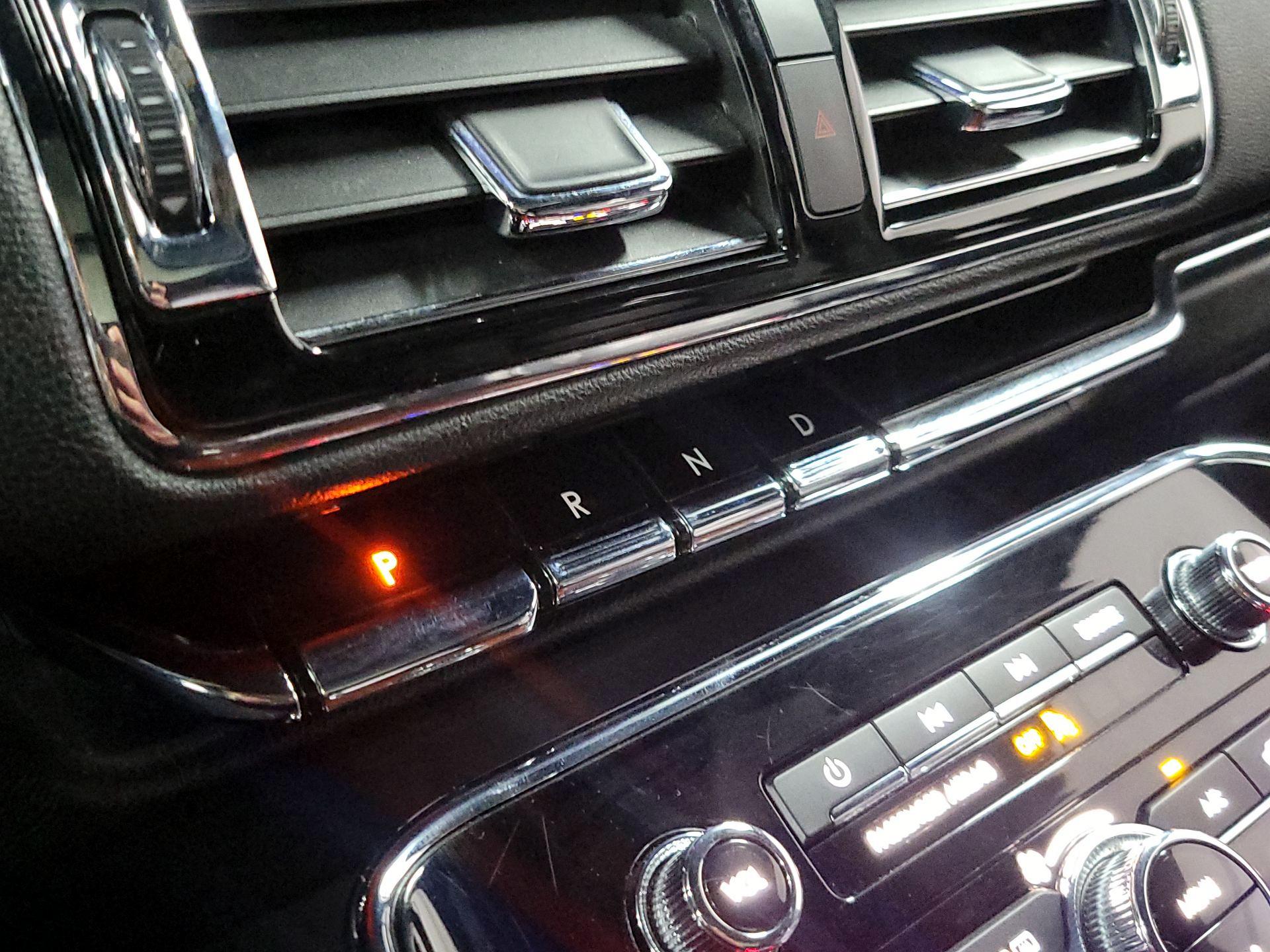 Thumbnail: 2021 Lincoln Navigator L - 16