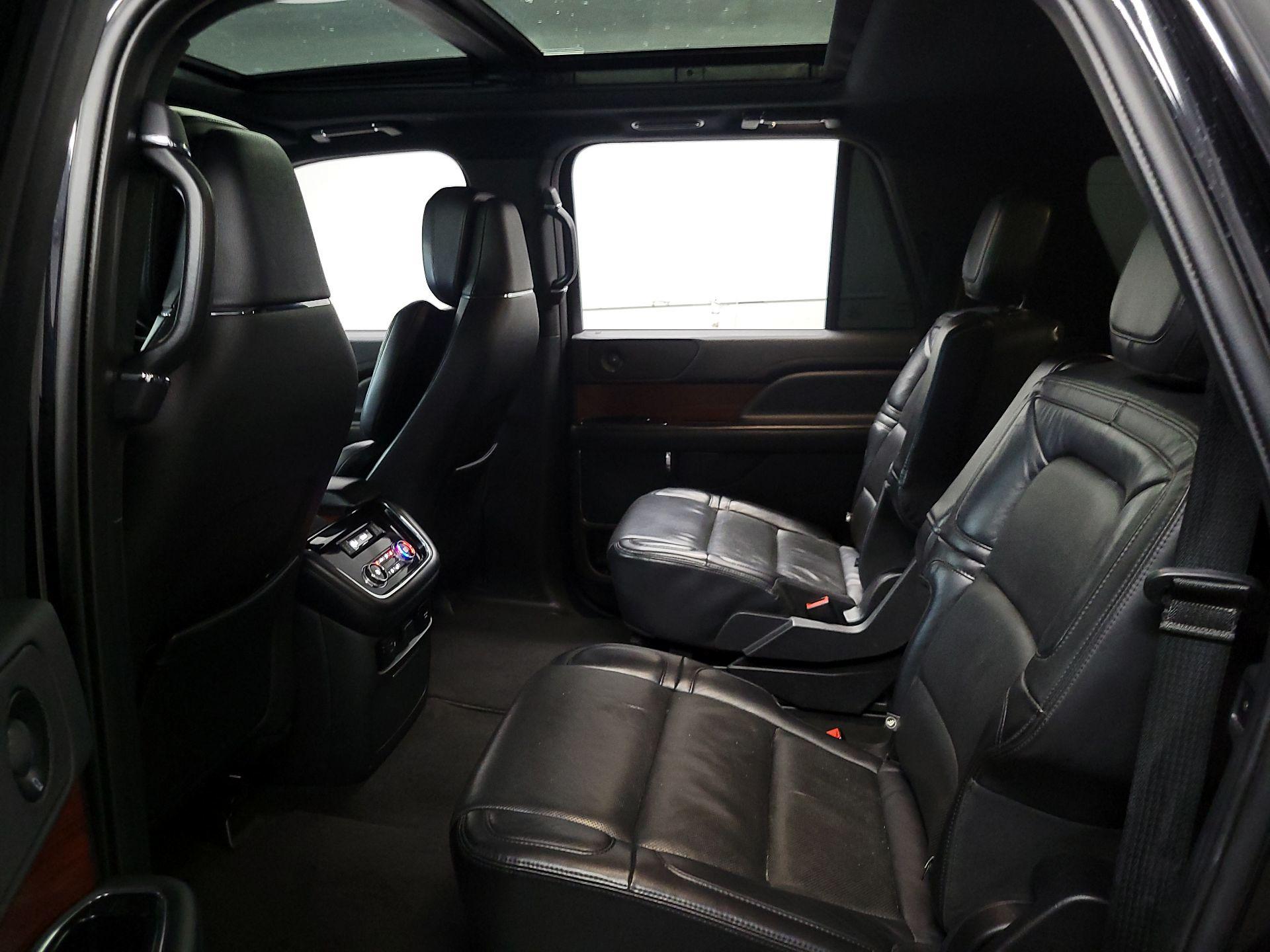Thumbnail: 2021 Lincoln Navigator L - 17