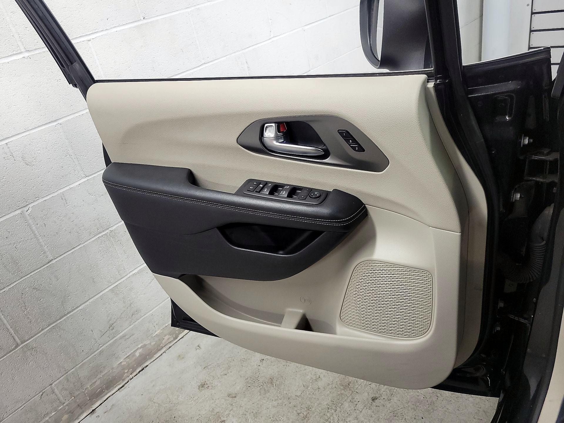 Thumbnail: 2023 Chrysler Pacifica - 12