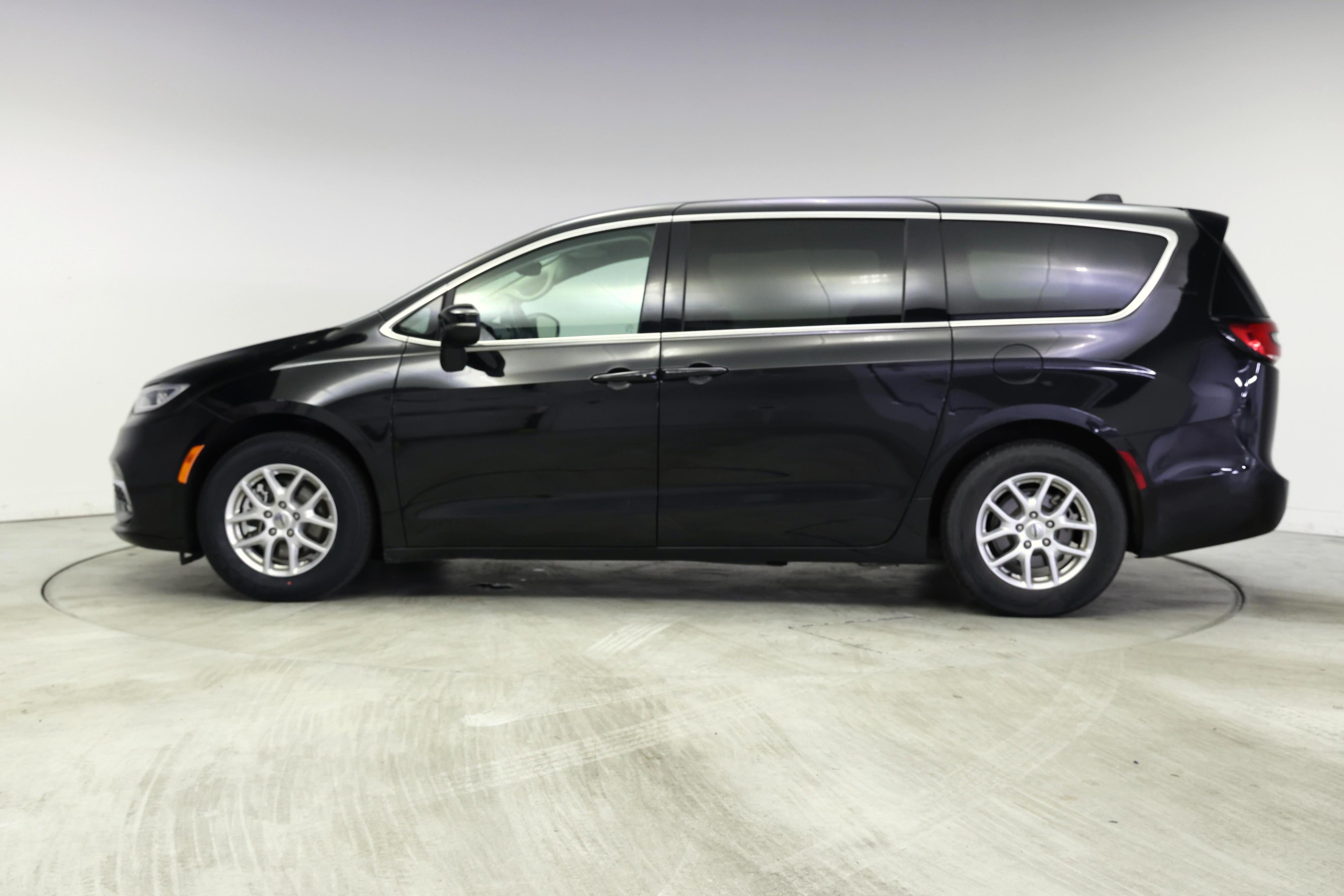 Thumbnail: 2023 Chrysler Pacifica - 3