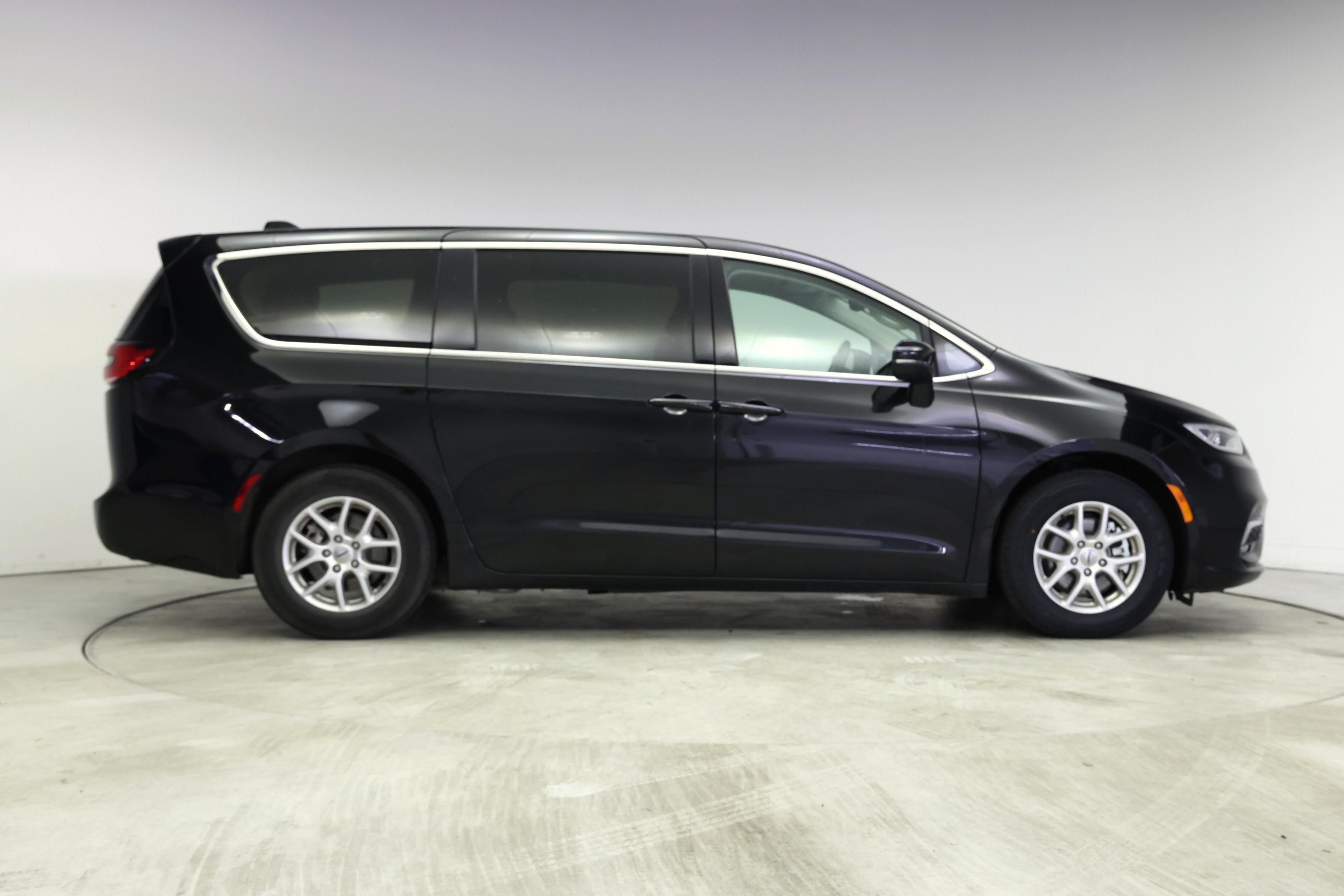 Thumbnail: 2023 Chrysler Pacifica - 7