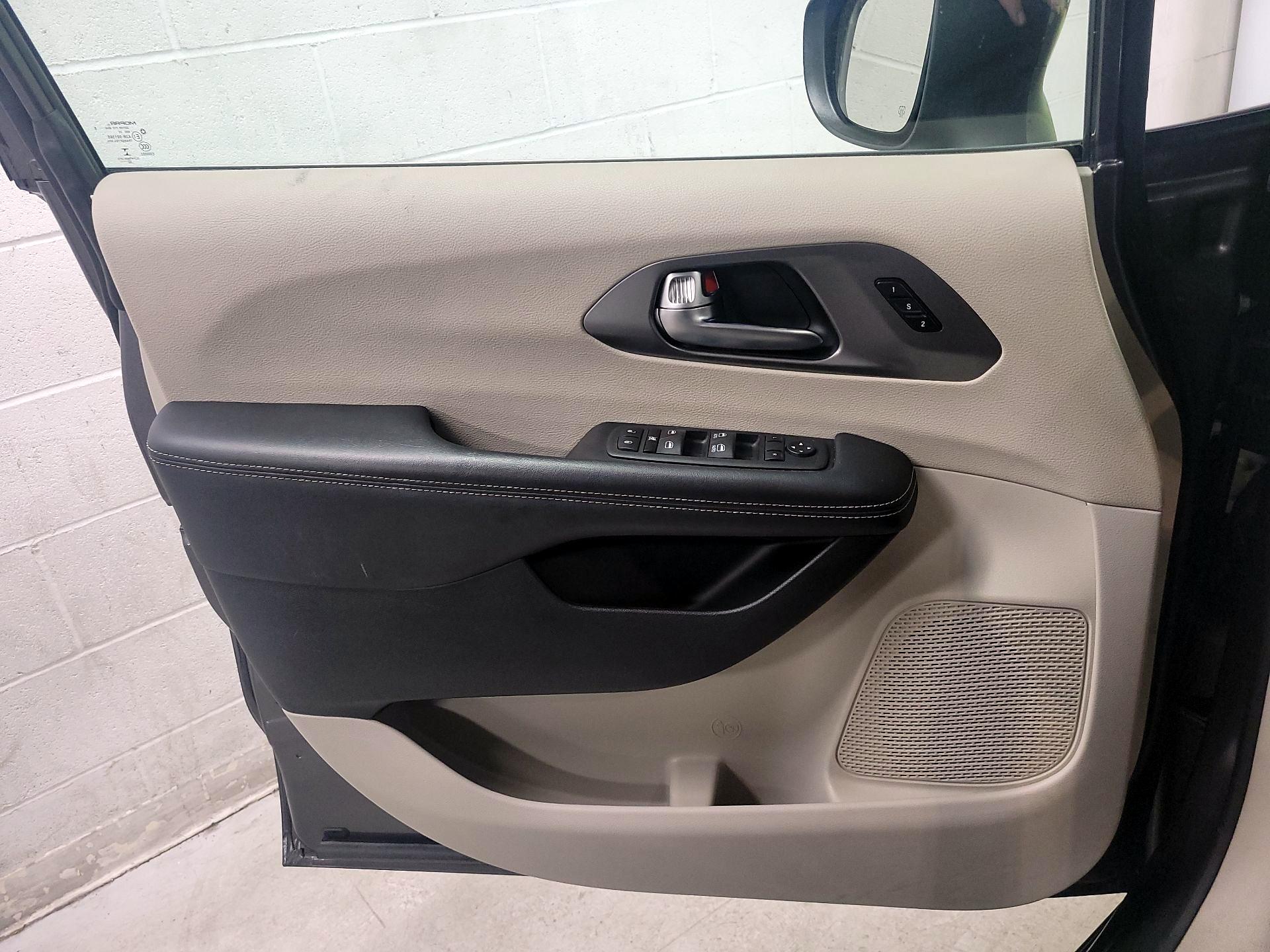 Thumbnail: 2023 Chrysler Pacifica - 12