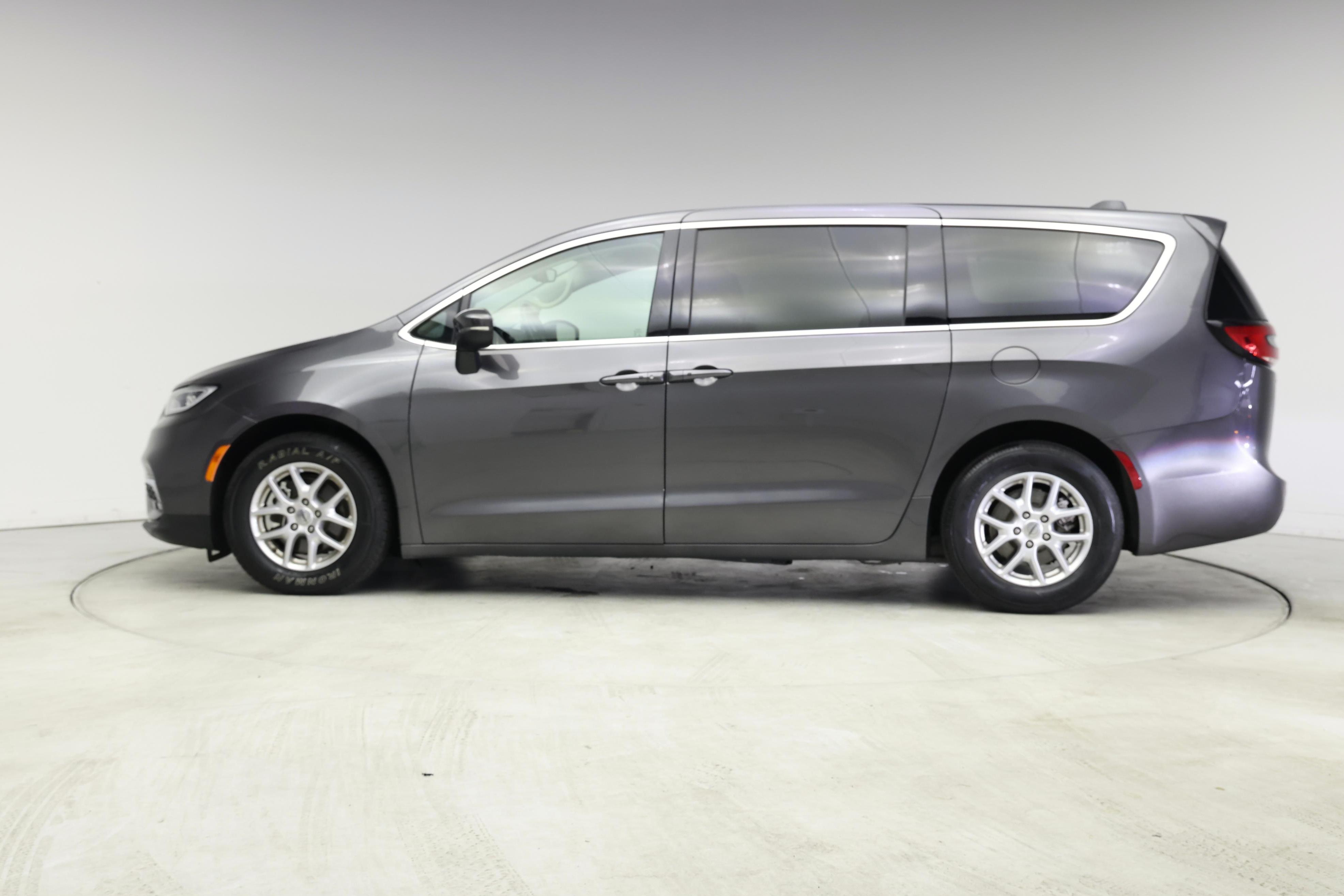 Thumbnail: 2023 Chrysler Pacifica - 3