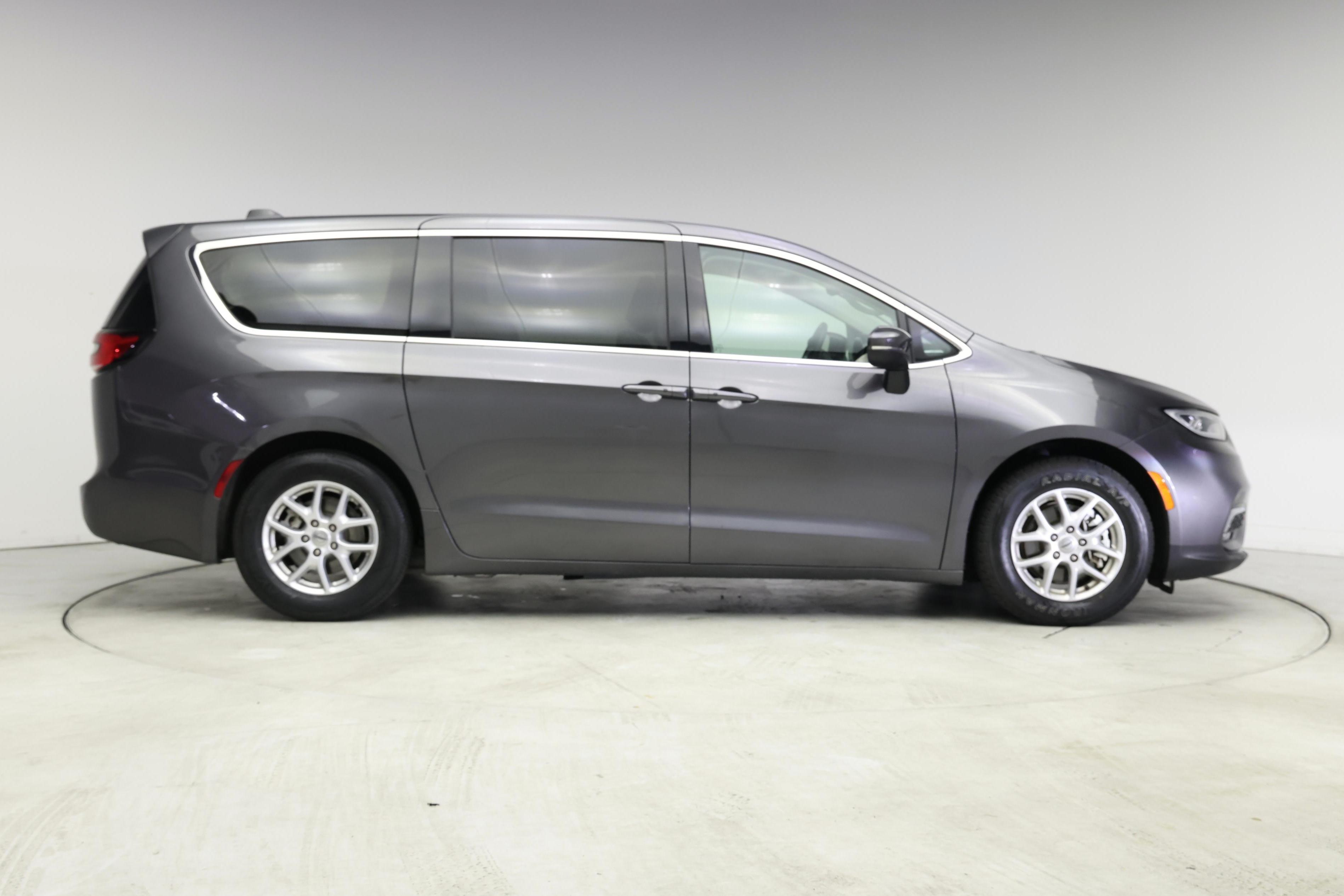 Thumbnail: 2023 Chrysler Pacifica - 7