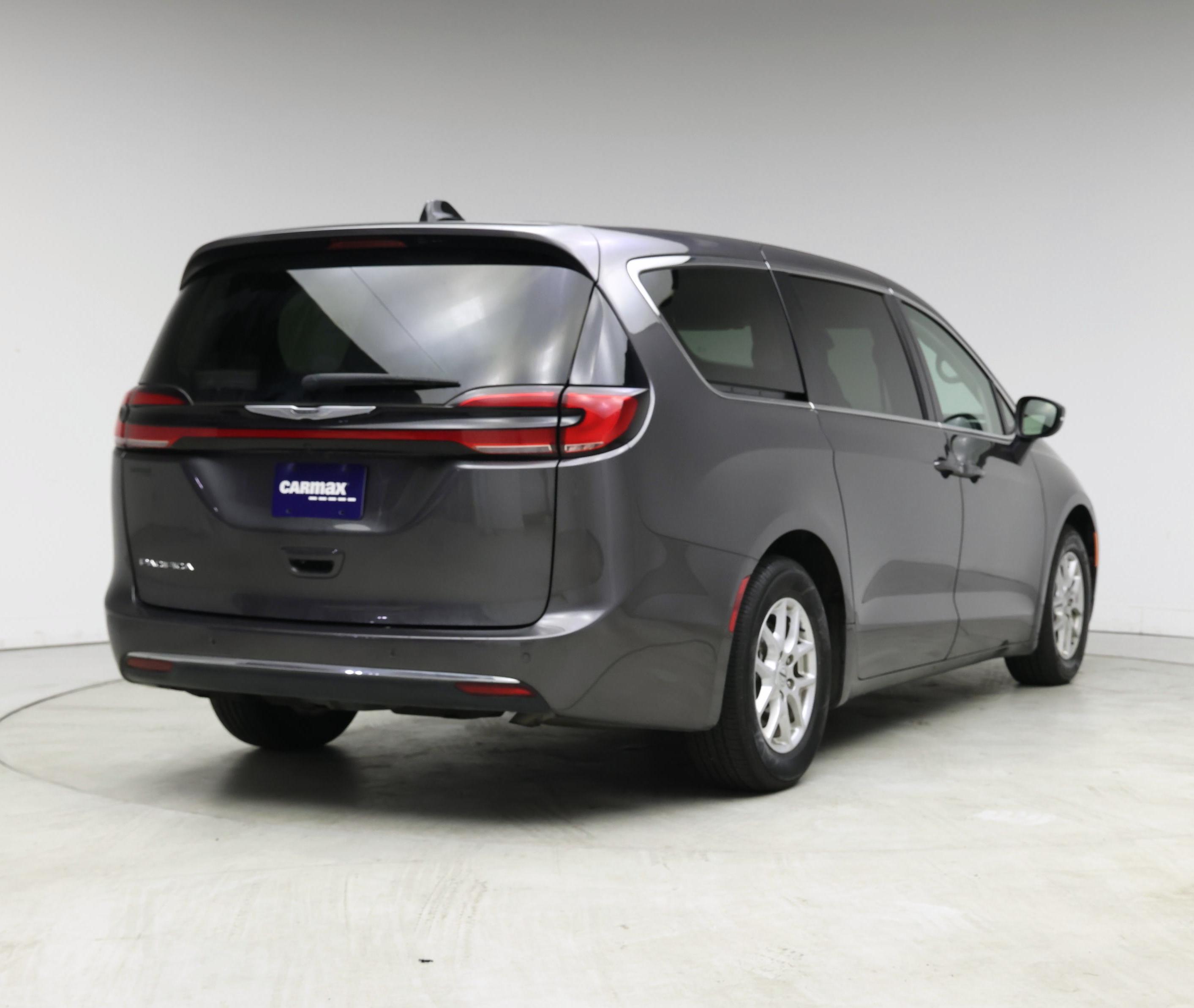 Thumbnail: 2023 Chrysler Pacifica - 8