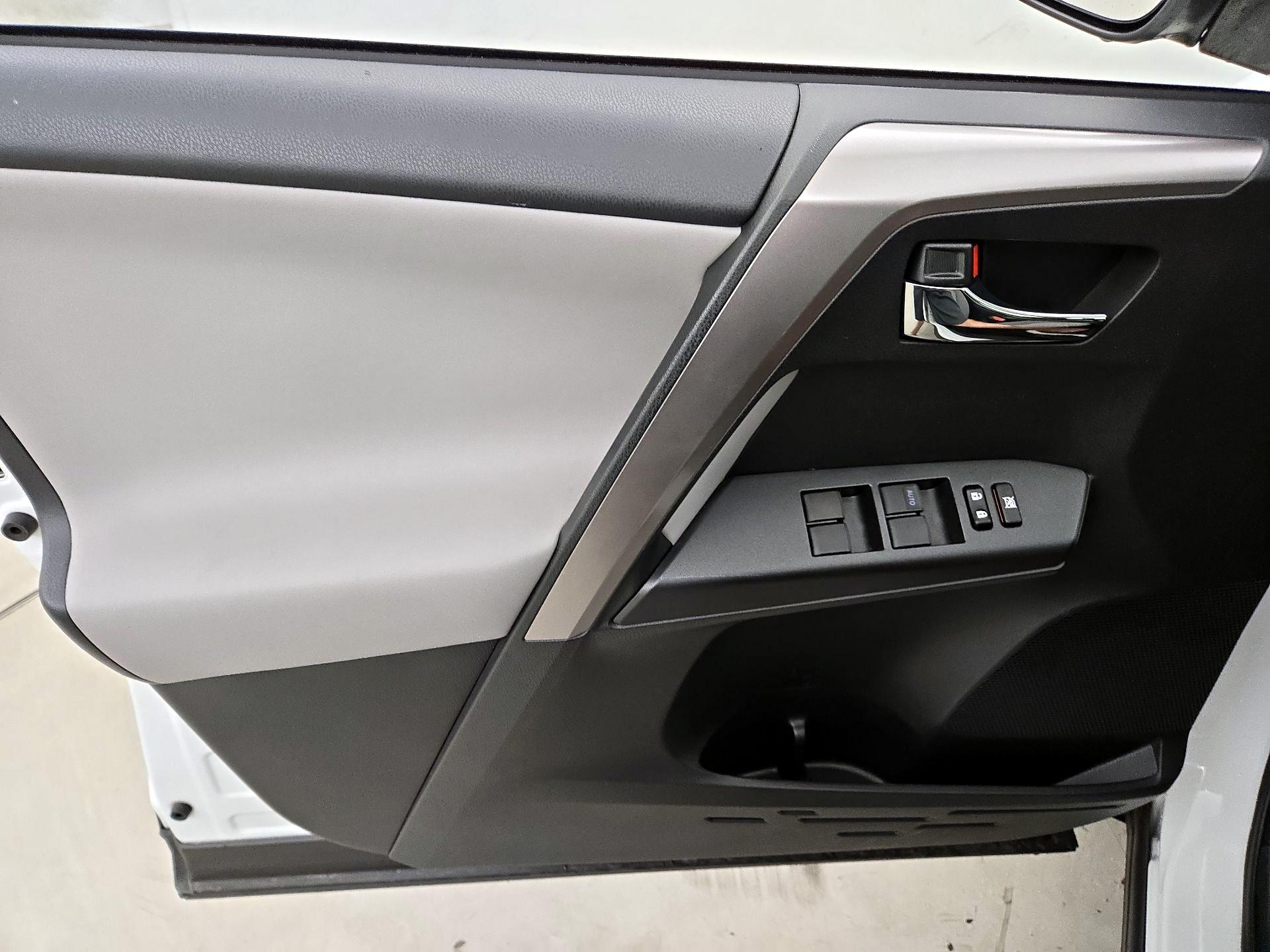 Thumbnail: 2017 Toyota RAV4 - 12