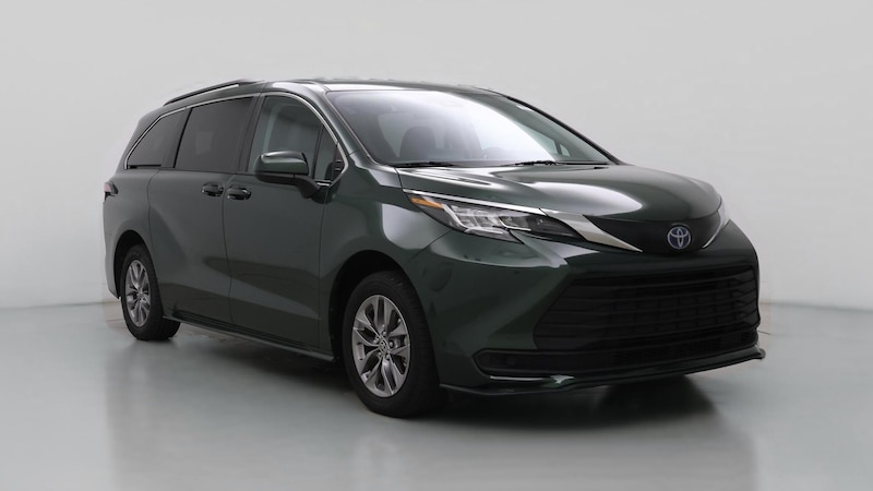 2022 Toyota Sienna LE Hero Image