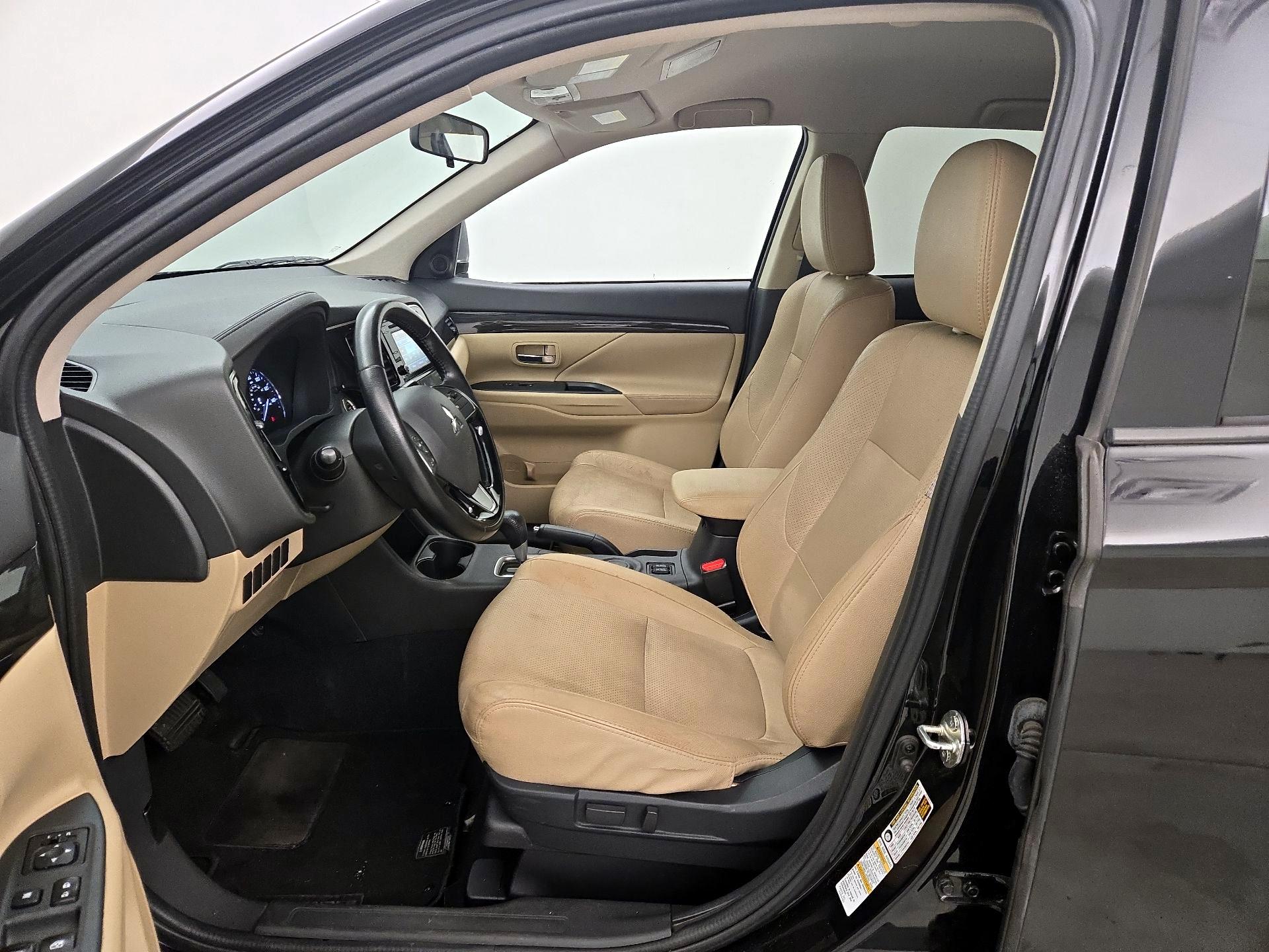 Thumbnail: 2016 Mitsubishi Outlander - 11