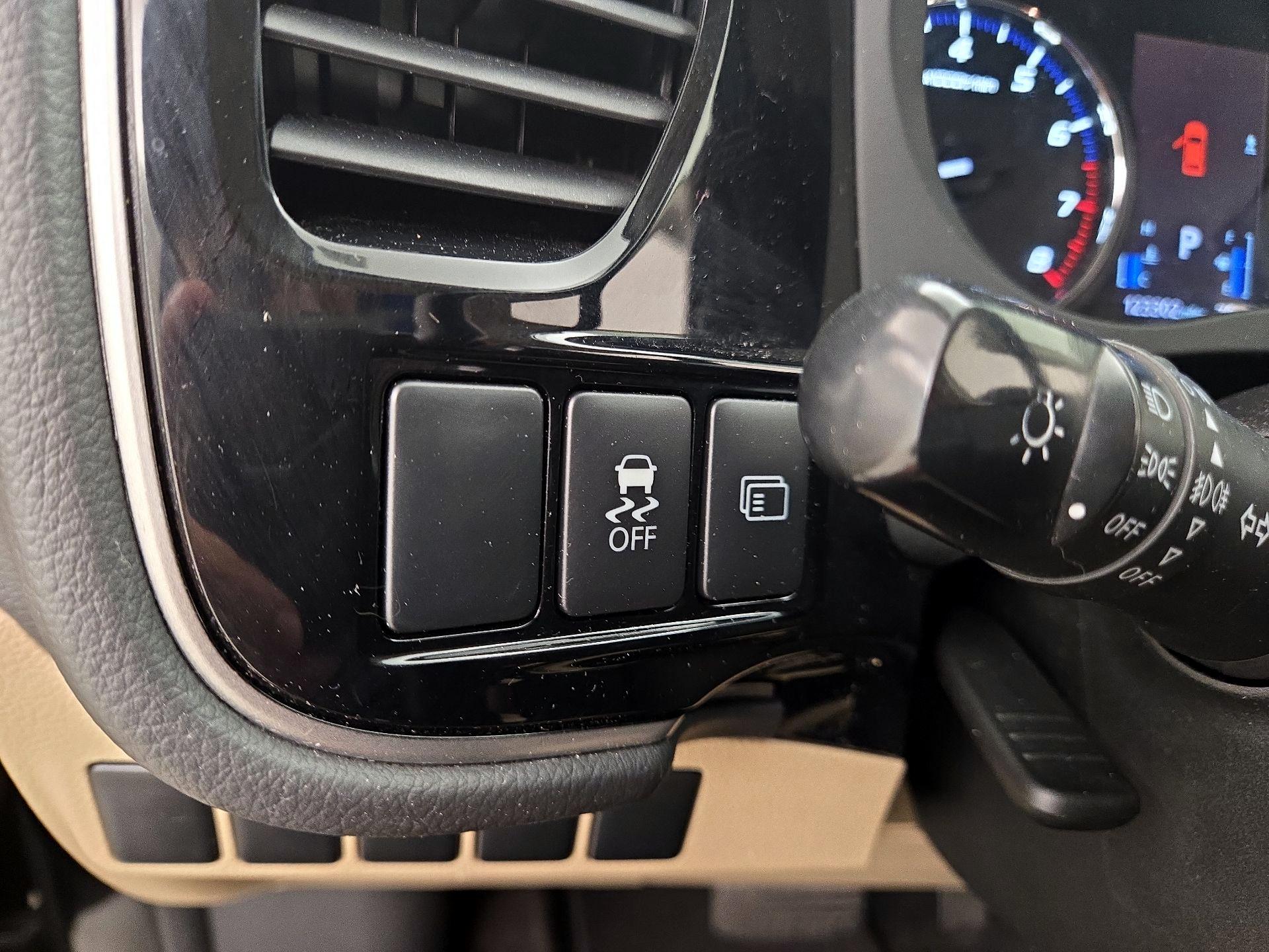 Thumbnail: 2016 Mitsubishi Outlander - 13