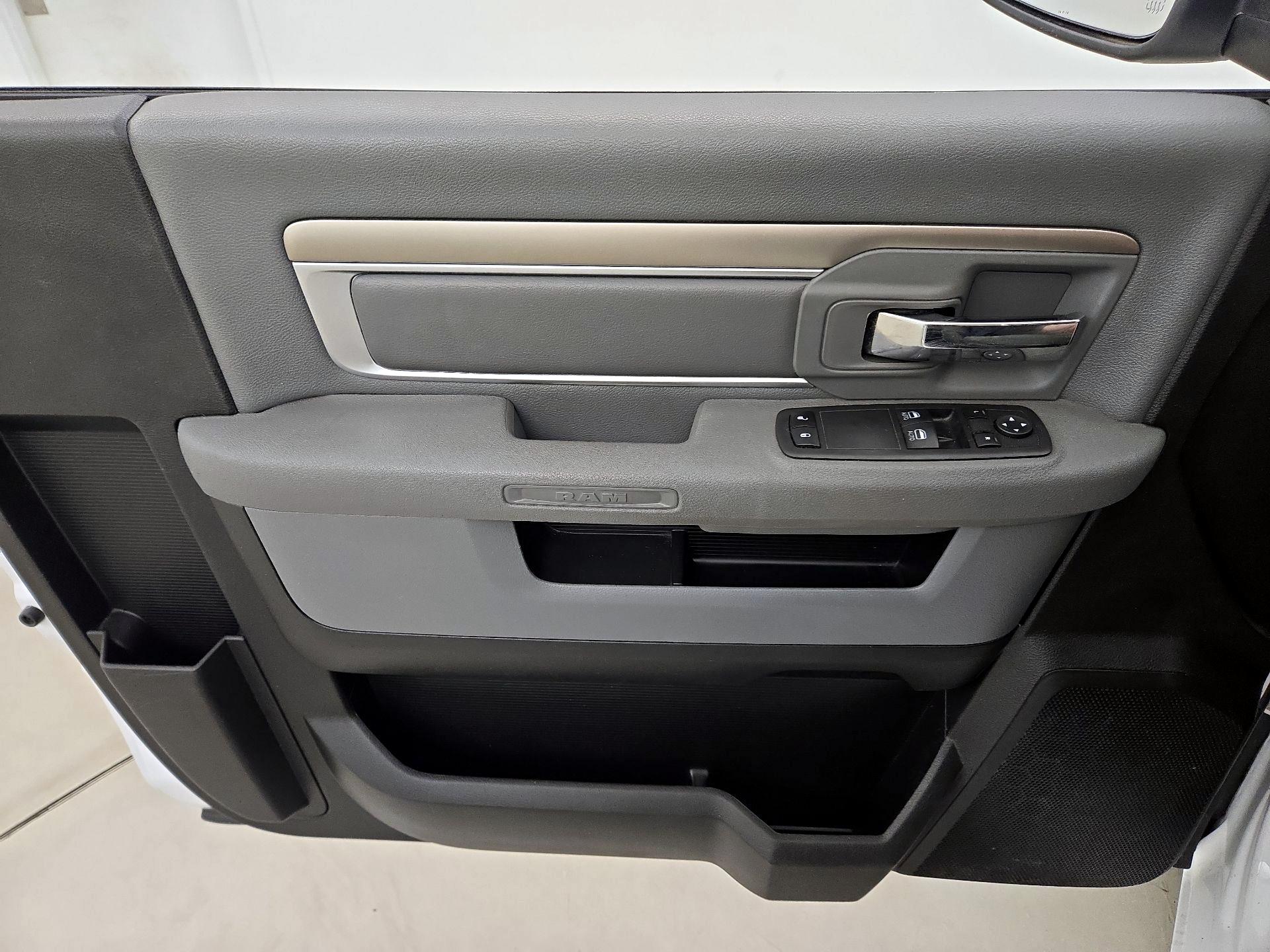 Thumbnail: 2020 RAM 1500 Classic - 12