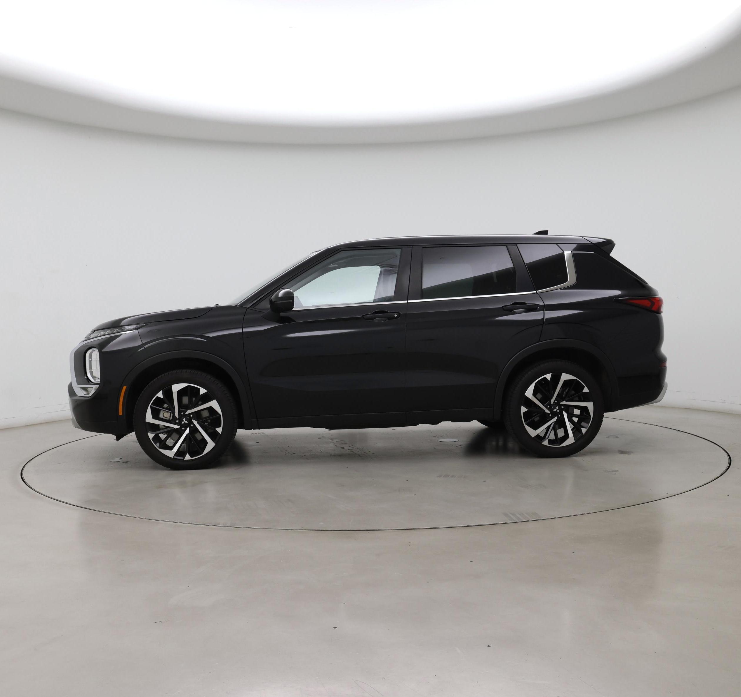 Thumbnail: 2023 Mitsubishi Outlander - 3