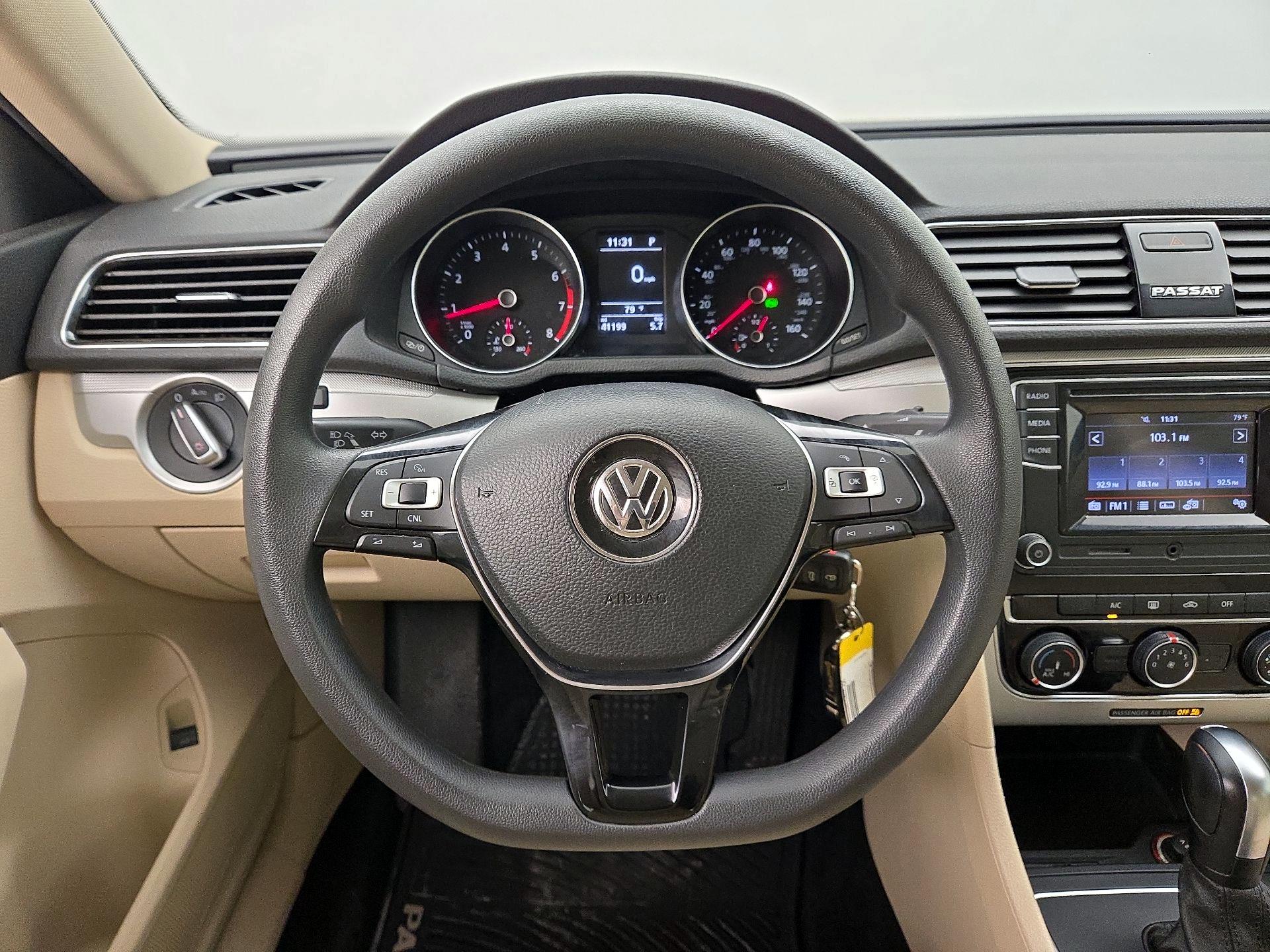 Thumbnail: 2018 Volkswagen Passat - 10