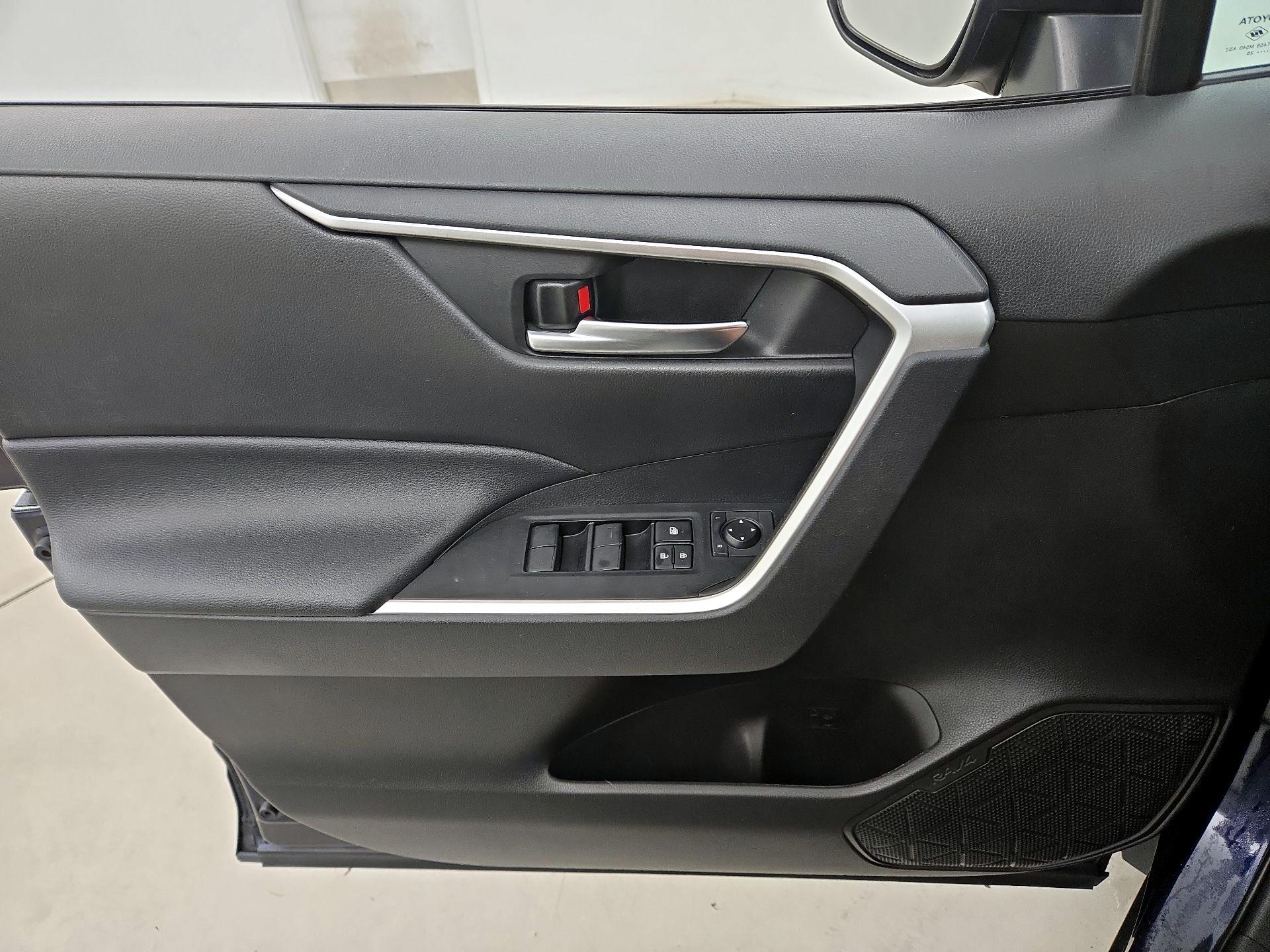 Thumbnail: 2020 Toyota RAV4 - 12