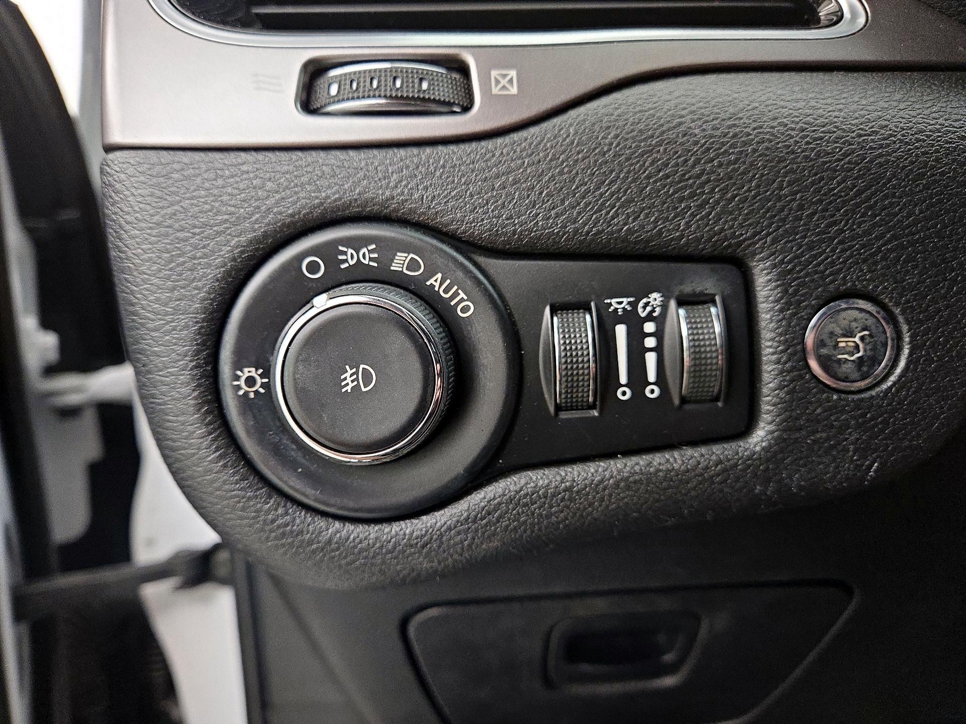 Thumbnail: 2020 Jeep Cherokee - 13