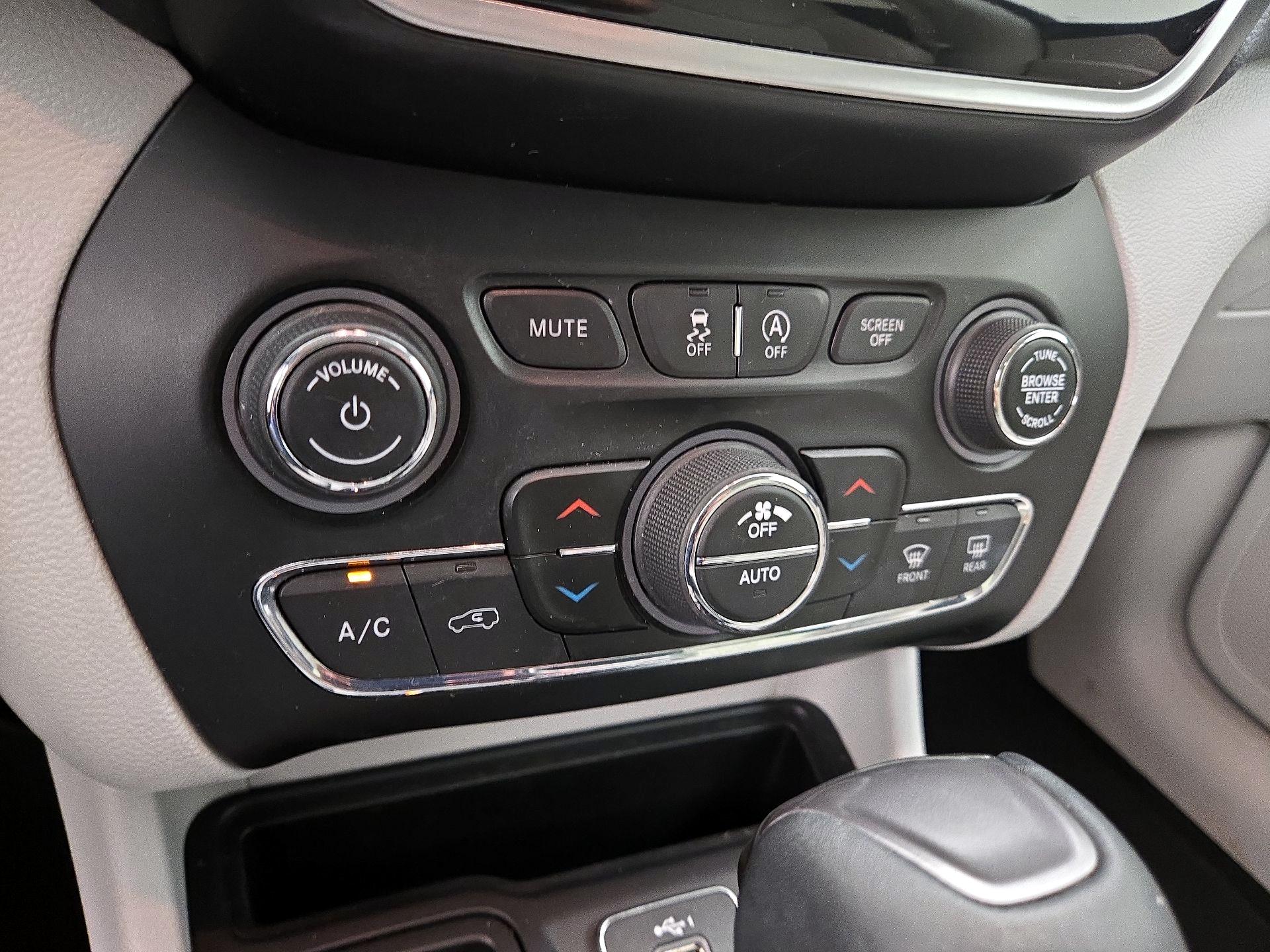 Thumbnail: 2020 Jeep Cherokee - 16