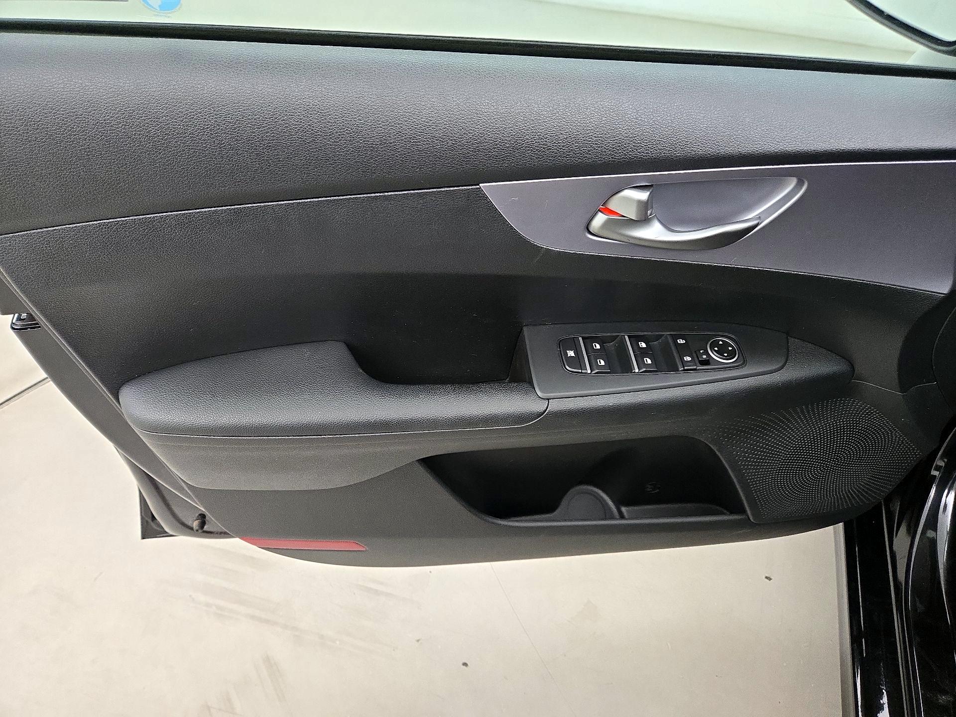 Thumbnail: 2022 Kia Forte - 12