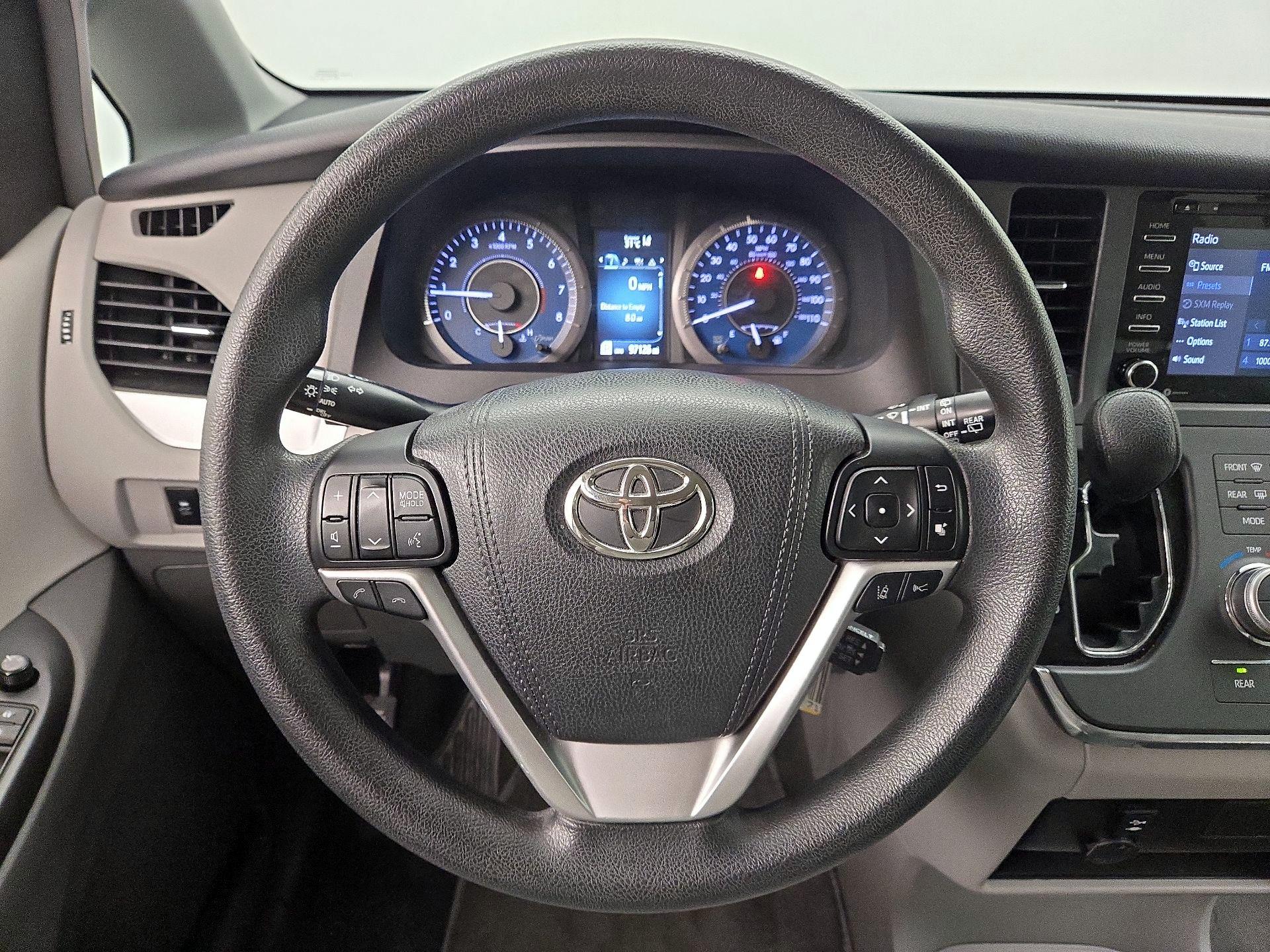 Thumbnail: 2018 Toyota Sienna - 10