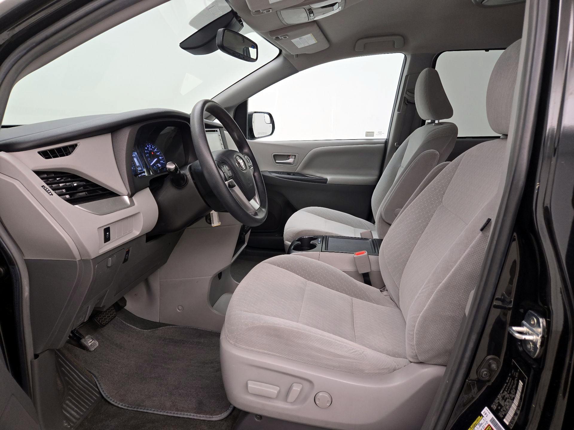 Thumbnail: 2018 Toyota Sienna - 11