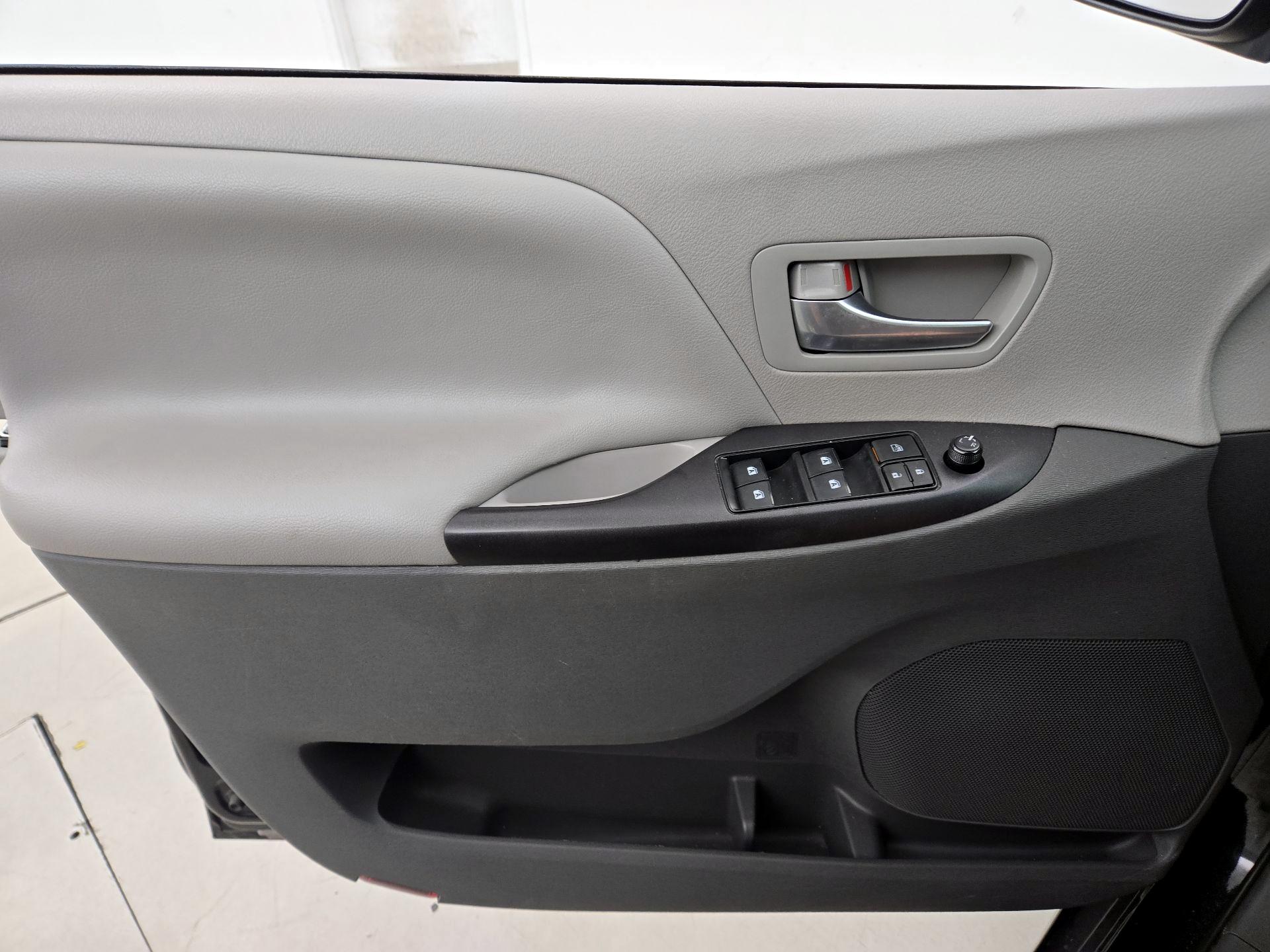 Thumbnail: 2018 Toyota Sienna - 12