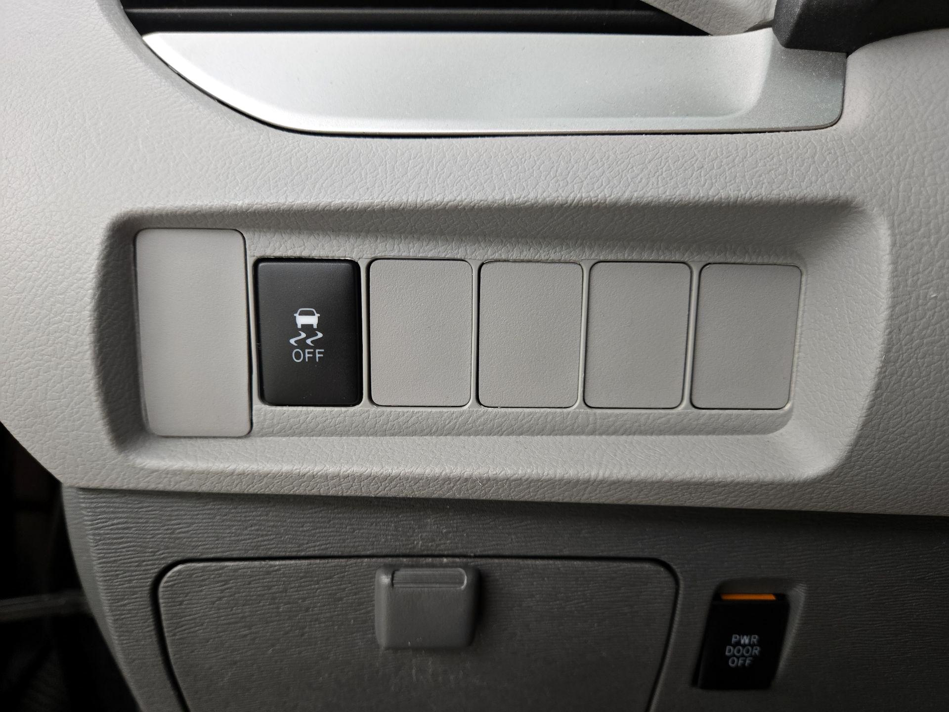 Thumbnail: 2018 Toyota Sienna - 13