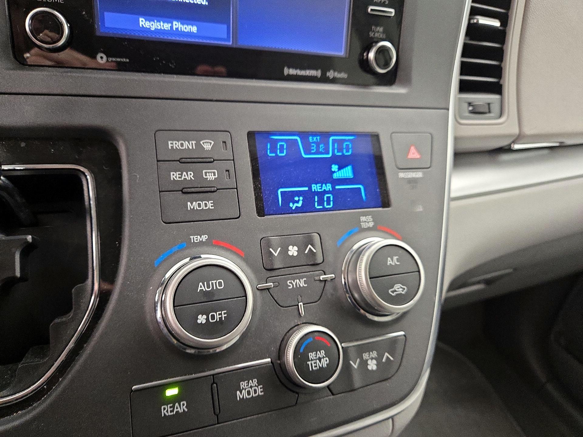 Thumbnail: 2018 Toyota Sienna - 16