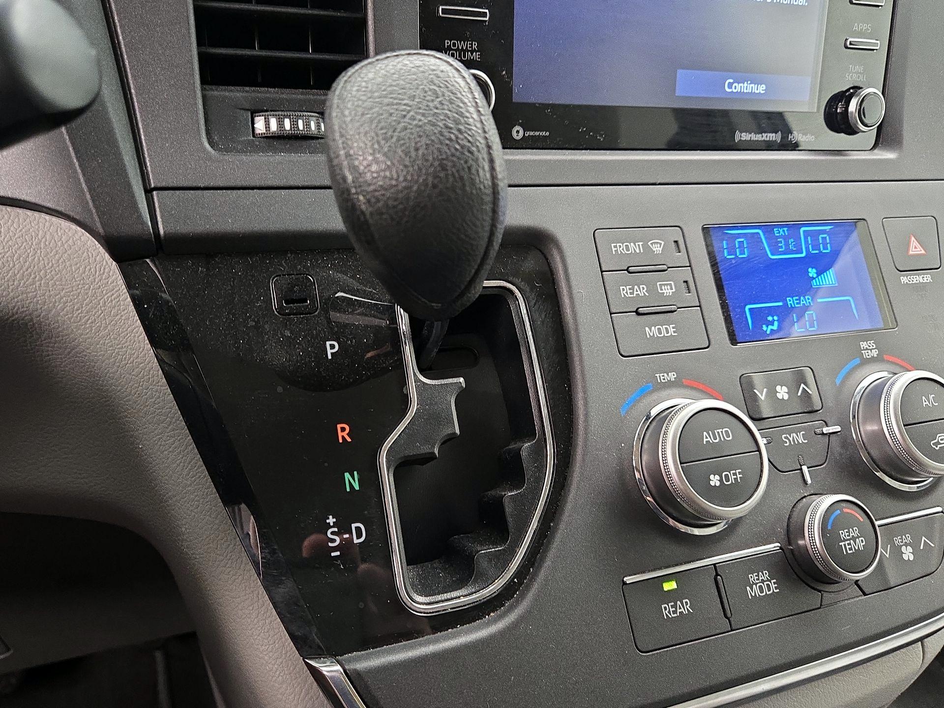 Thumbnail: 2018 Toyota Sienna - 17