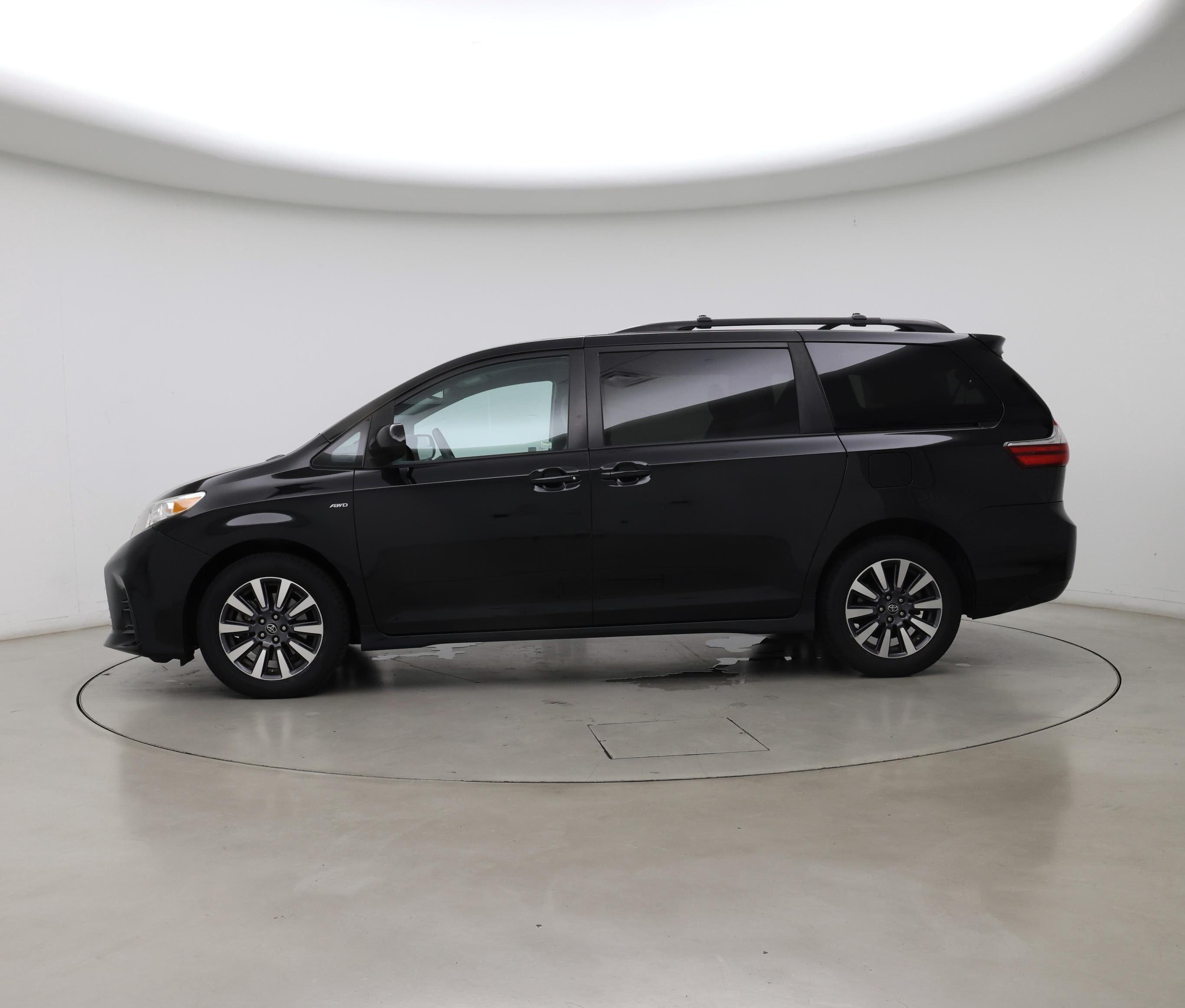 Thumbnail: 2018 Toyota Sienna - 3
