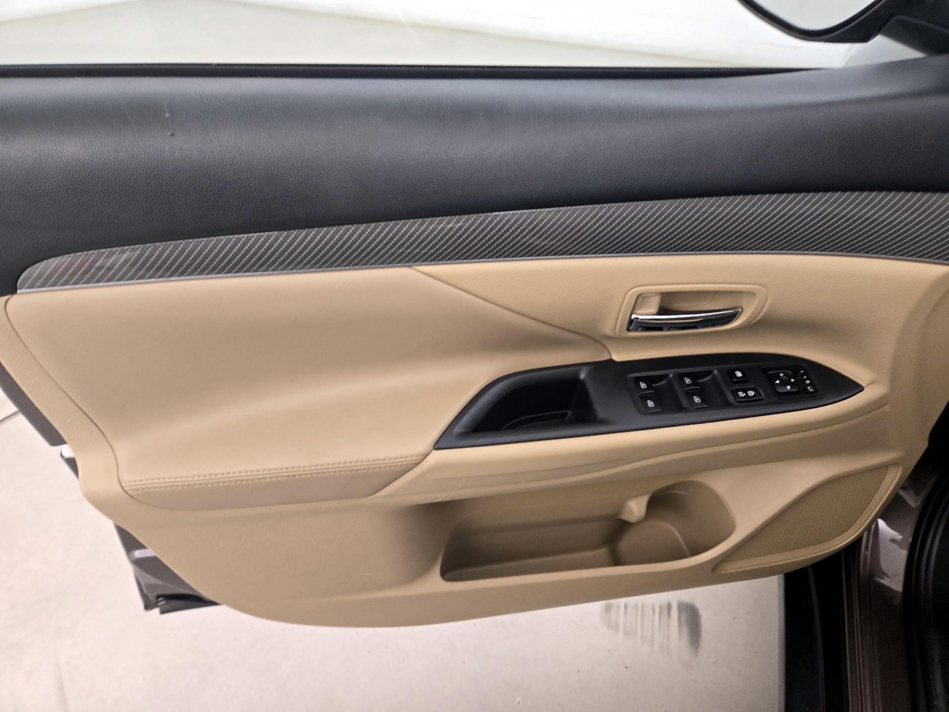 Thumbnail: 2019 Mitsubishi Outlander - 12