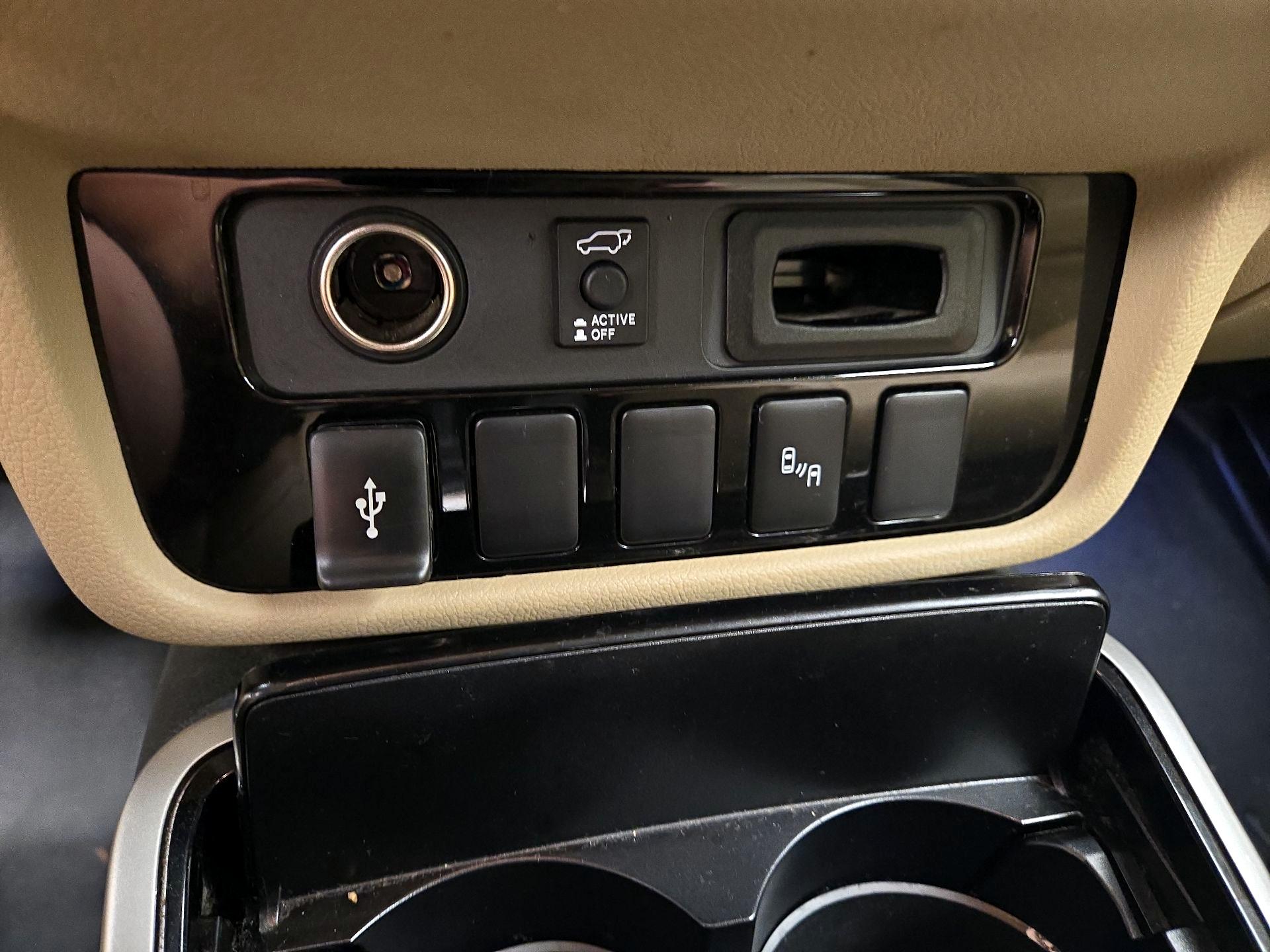 Thumbnail: 2019 Mitsubishi Outlander - 18