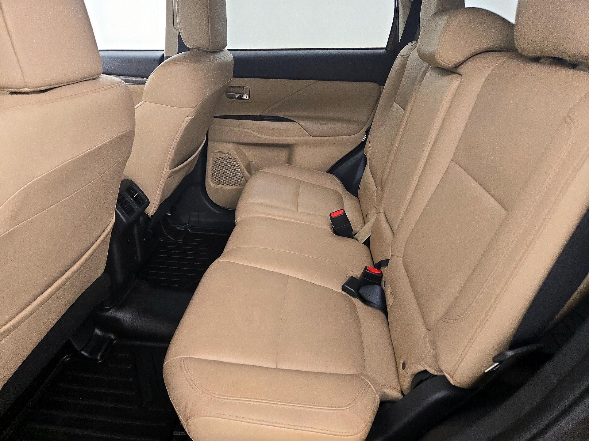 Thumbnail: 2019 Mitsubishi Outlander - 19