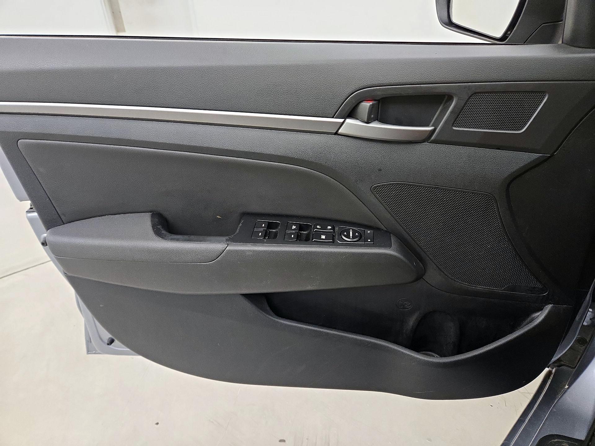 Thumbnail: 2017 Hyundai Elantra - 12