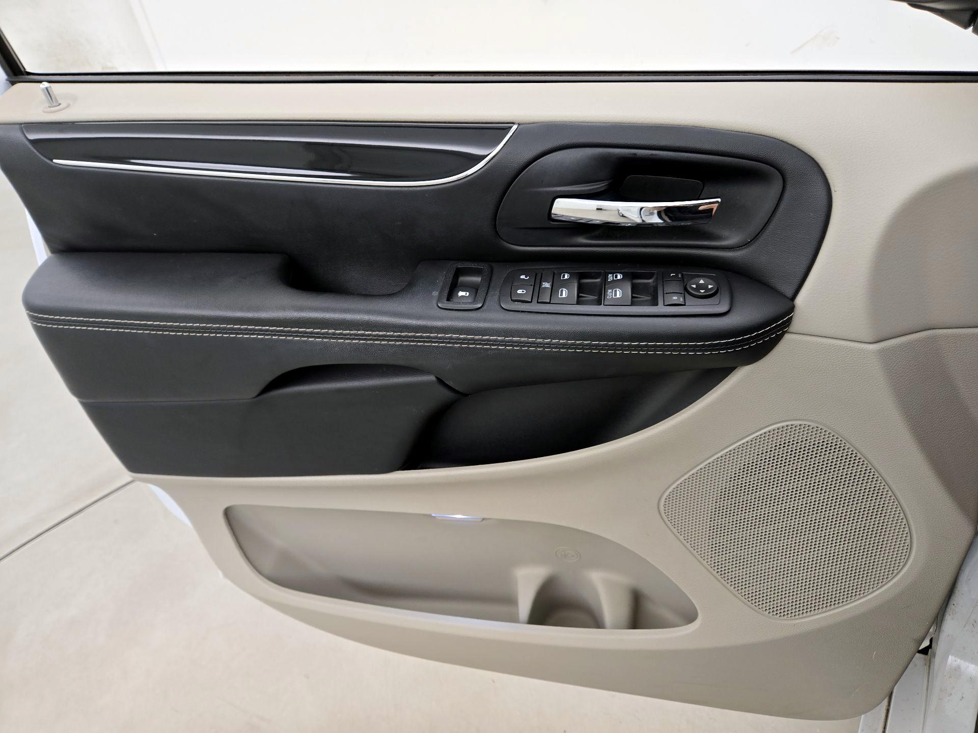 Thumbnail: 2016 Dodge Grand Caravan - 12