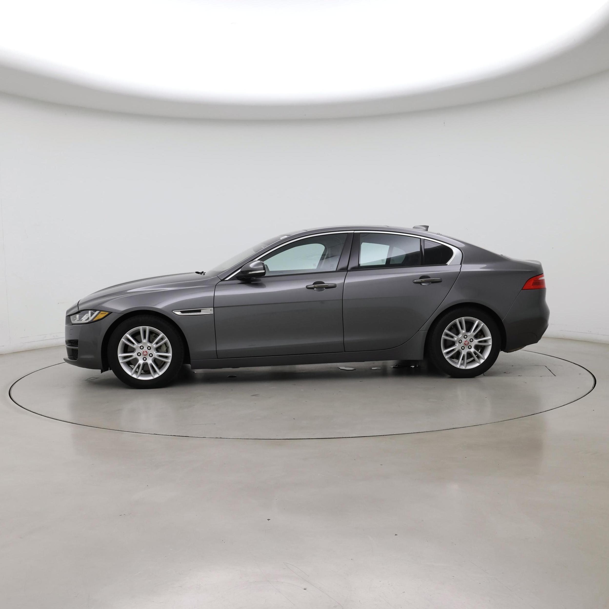 Thumbnail: 2017 Jaguar XE - 3