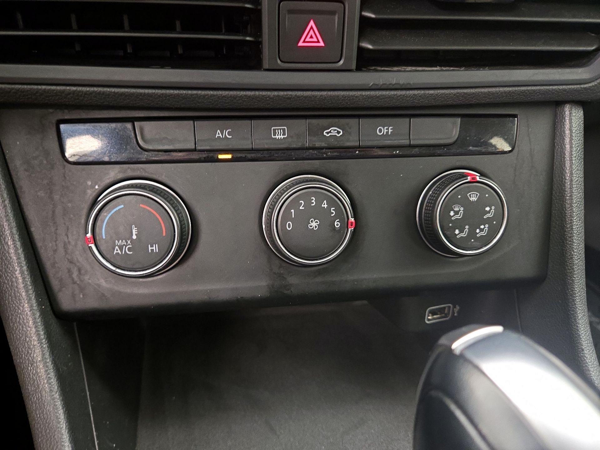 Thumbnail: 2019 Volkswagen Jetta - 16