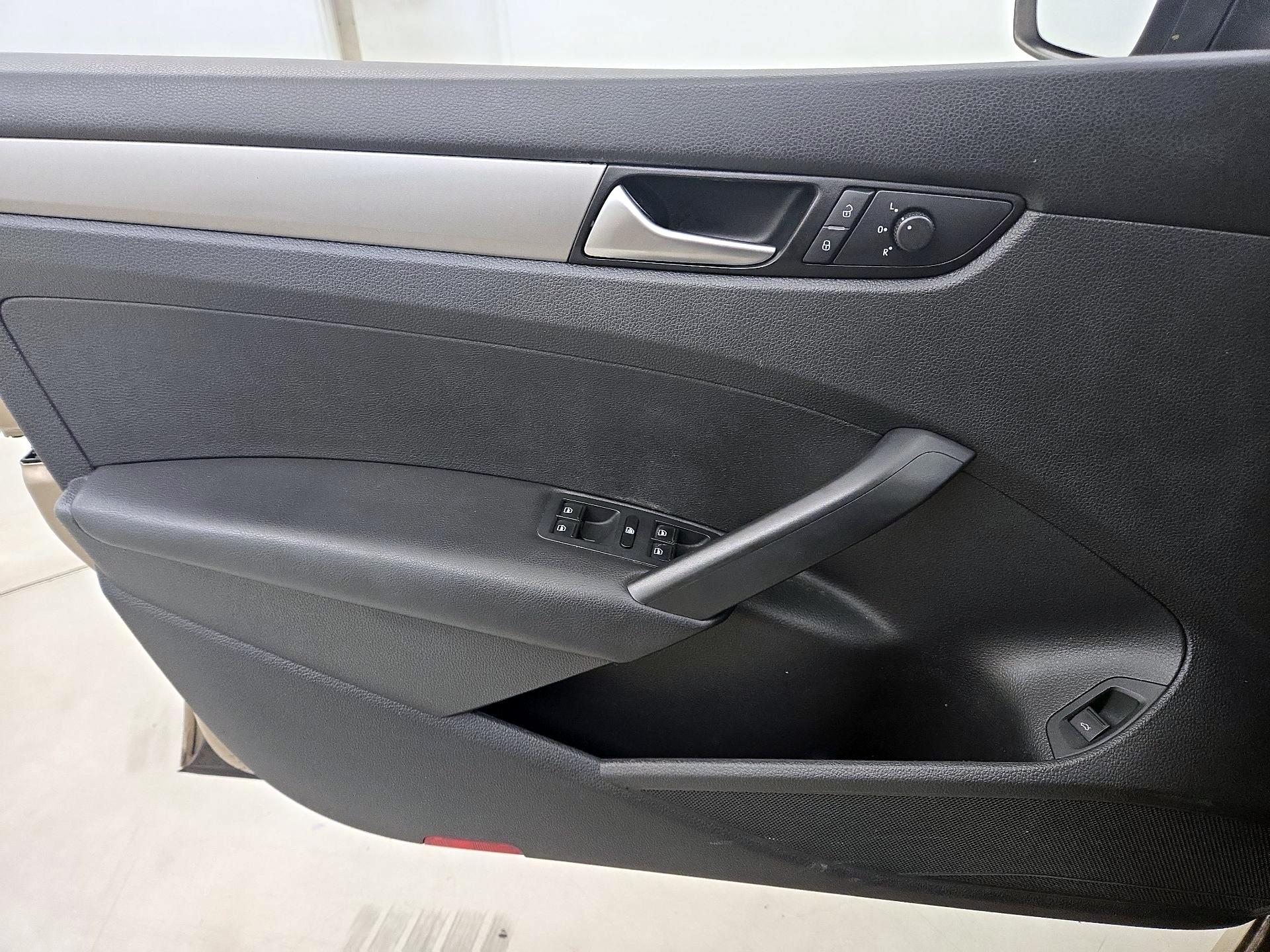 Thumbnail: 2015 Volkswagen Passat - 12