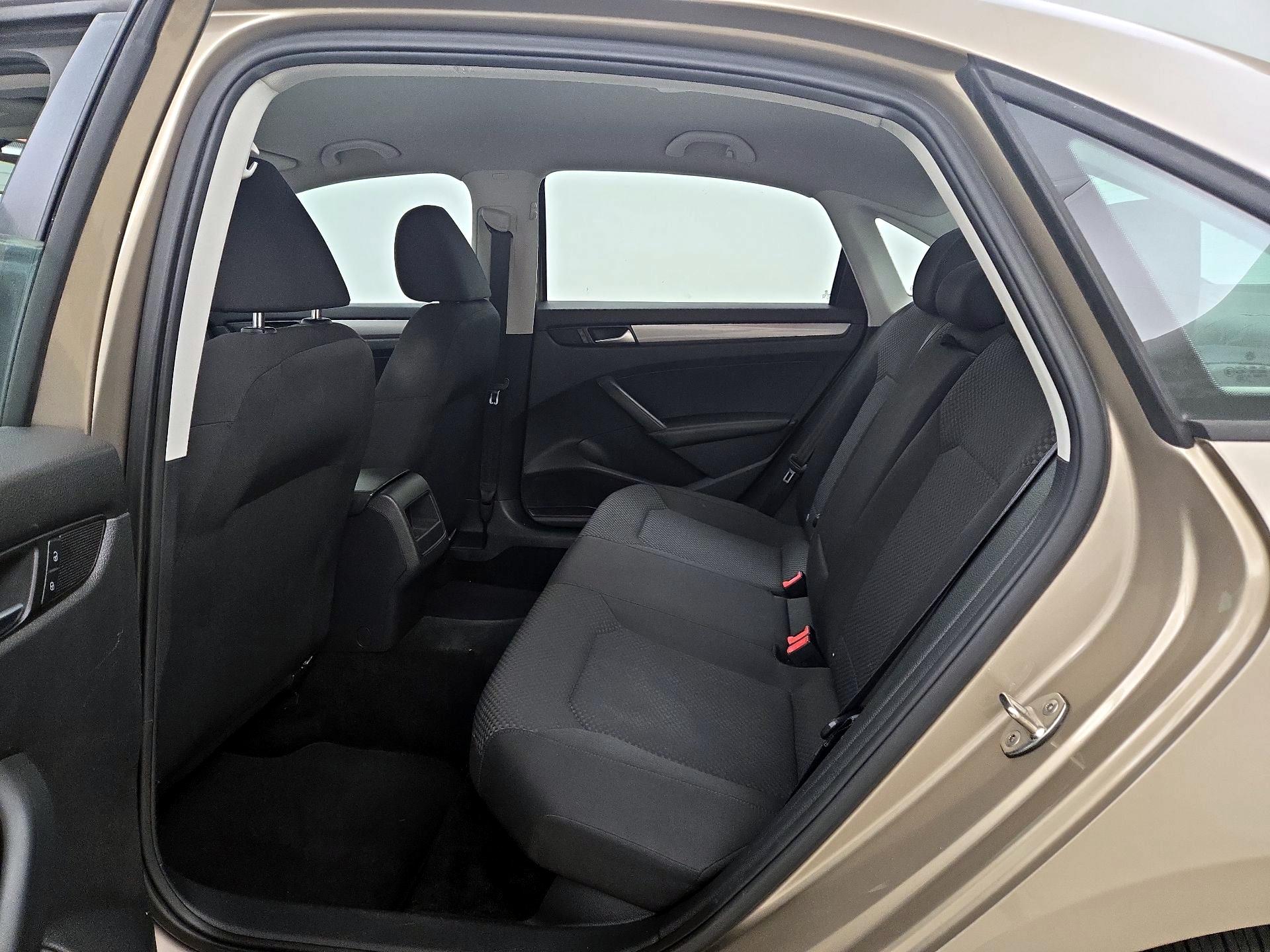 Thumbnail: 2015 Volkswagen Passat - 17