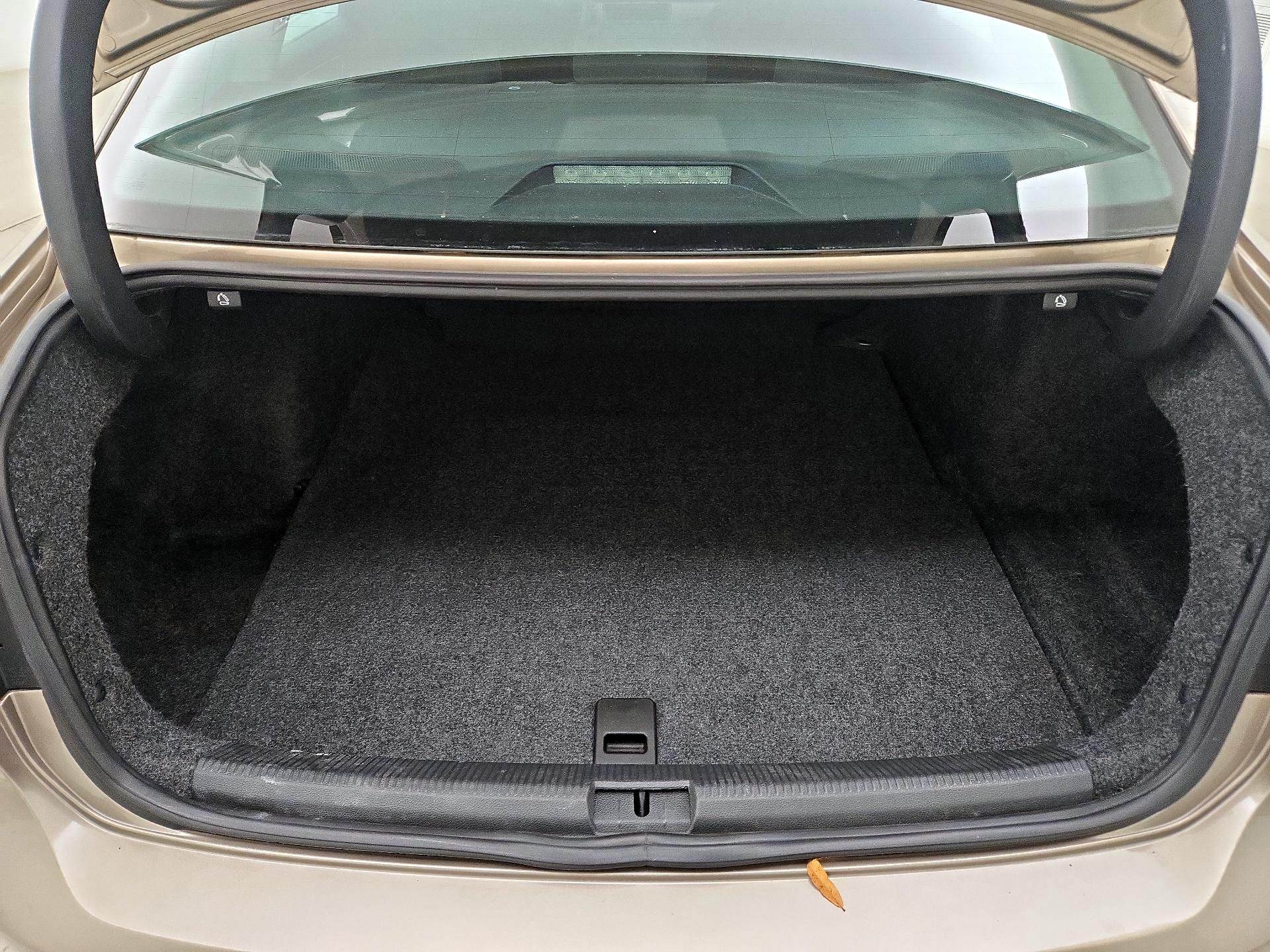 Thumbnail: 2015 Volkswagen Passat - 18