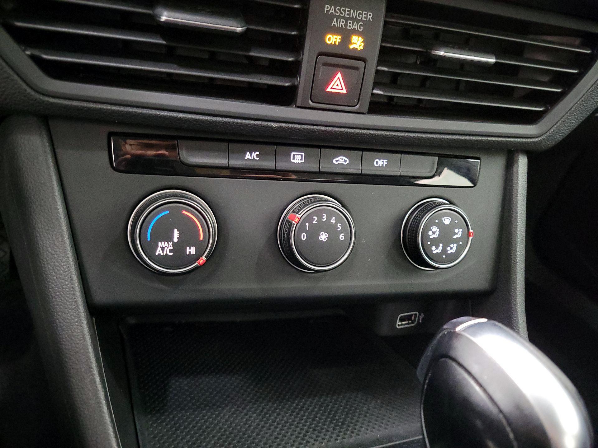 Thumbnail: 2019 Volkswagen Jetta - 16