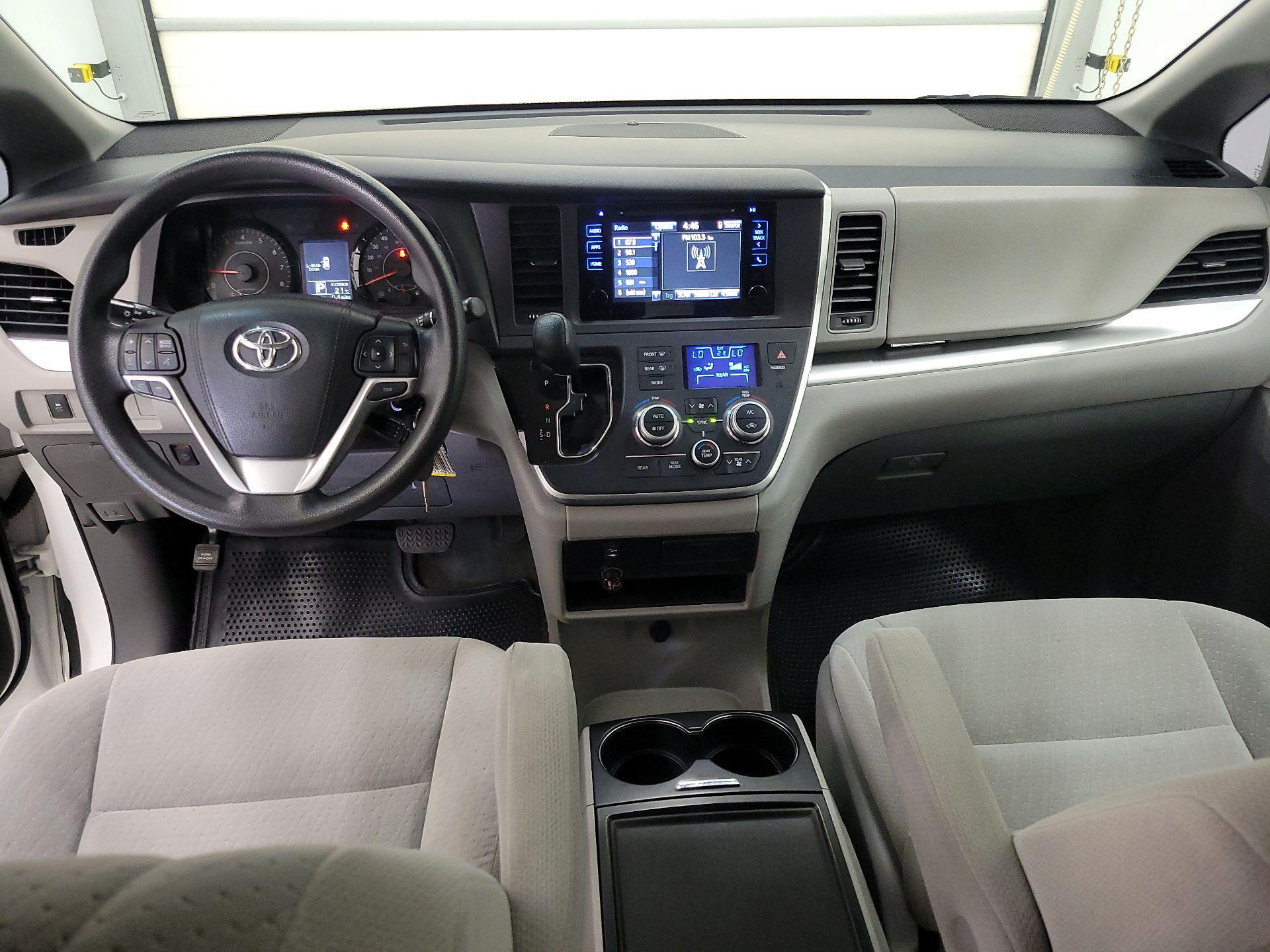 Thumbnail: 2015 Toyota Sienna - 9