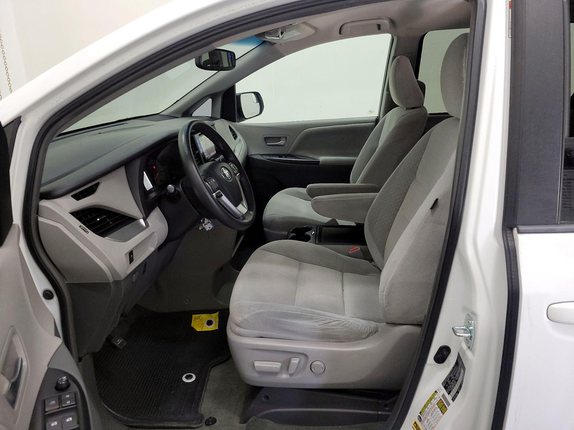 Thumbnail: 2015 Toyota Sienna - 11
