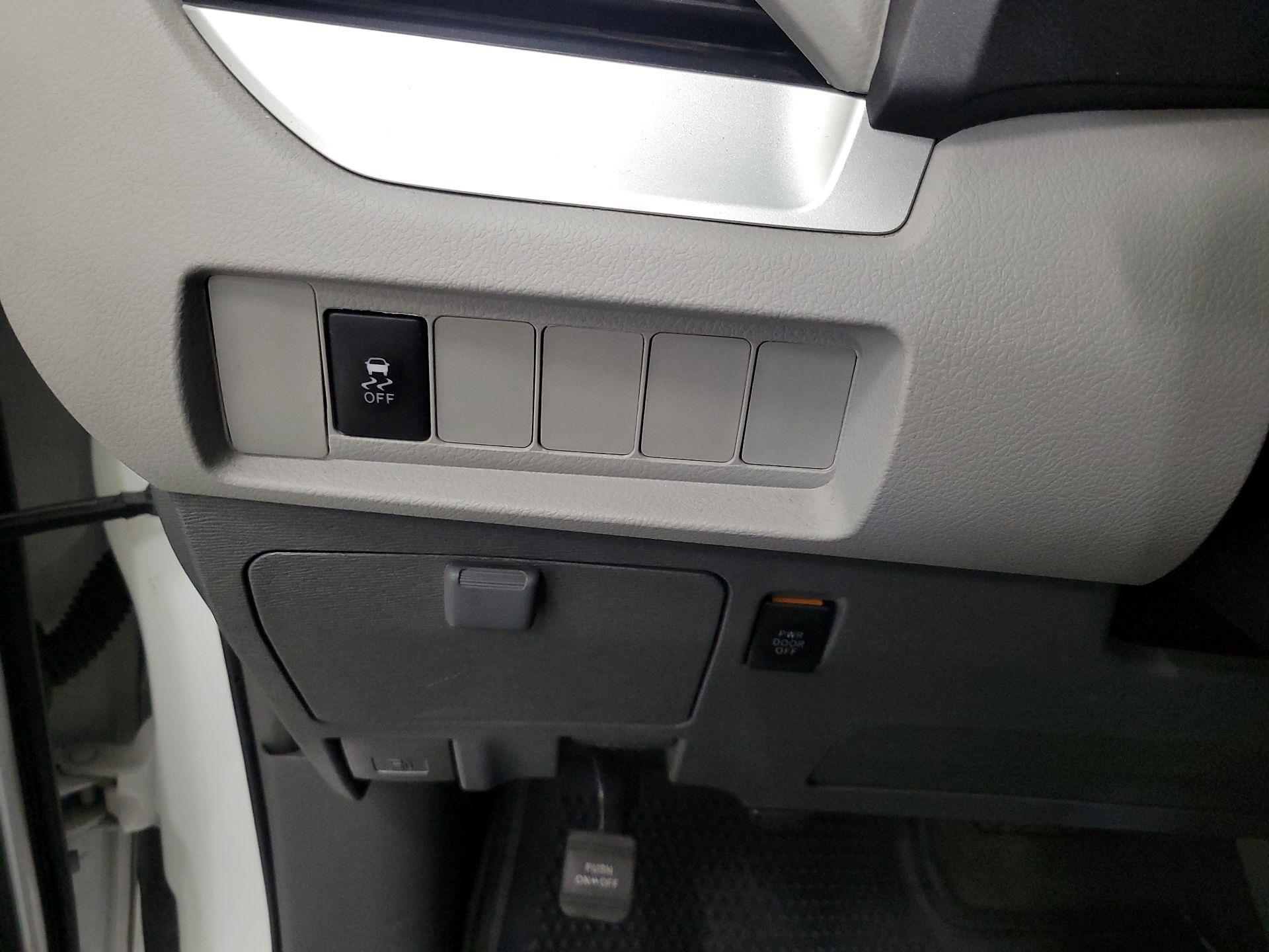 Thumbnail: 2015 Toyota Sienna - 13