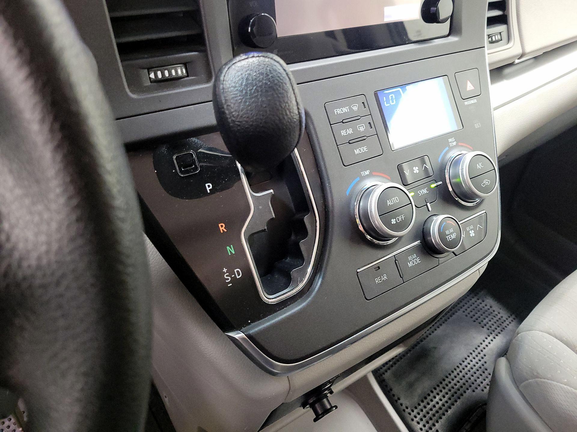 Thumbnail: 2015 Toyota Sienna - 17