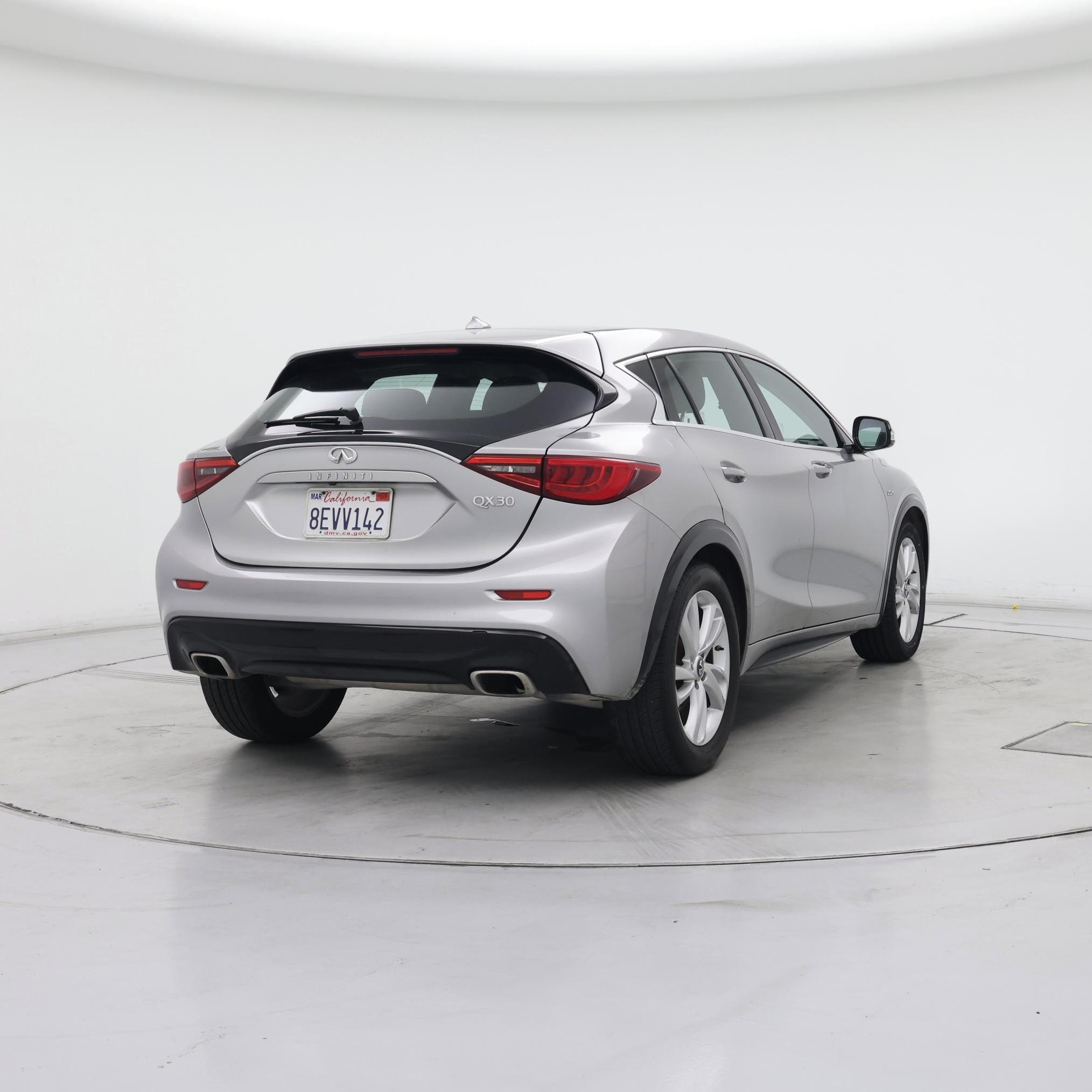 Thumbnail: 2017 INFINITI QX30 - 8