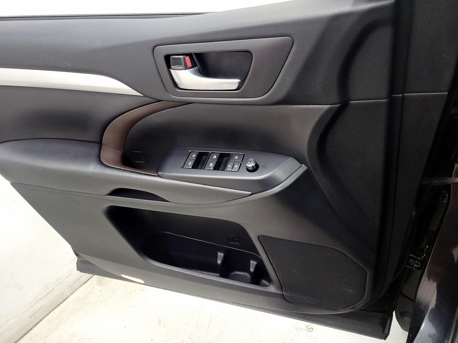 Thumbnail: 2019 Toyota Highlander - 12