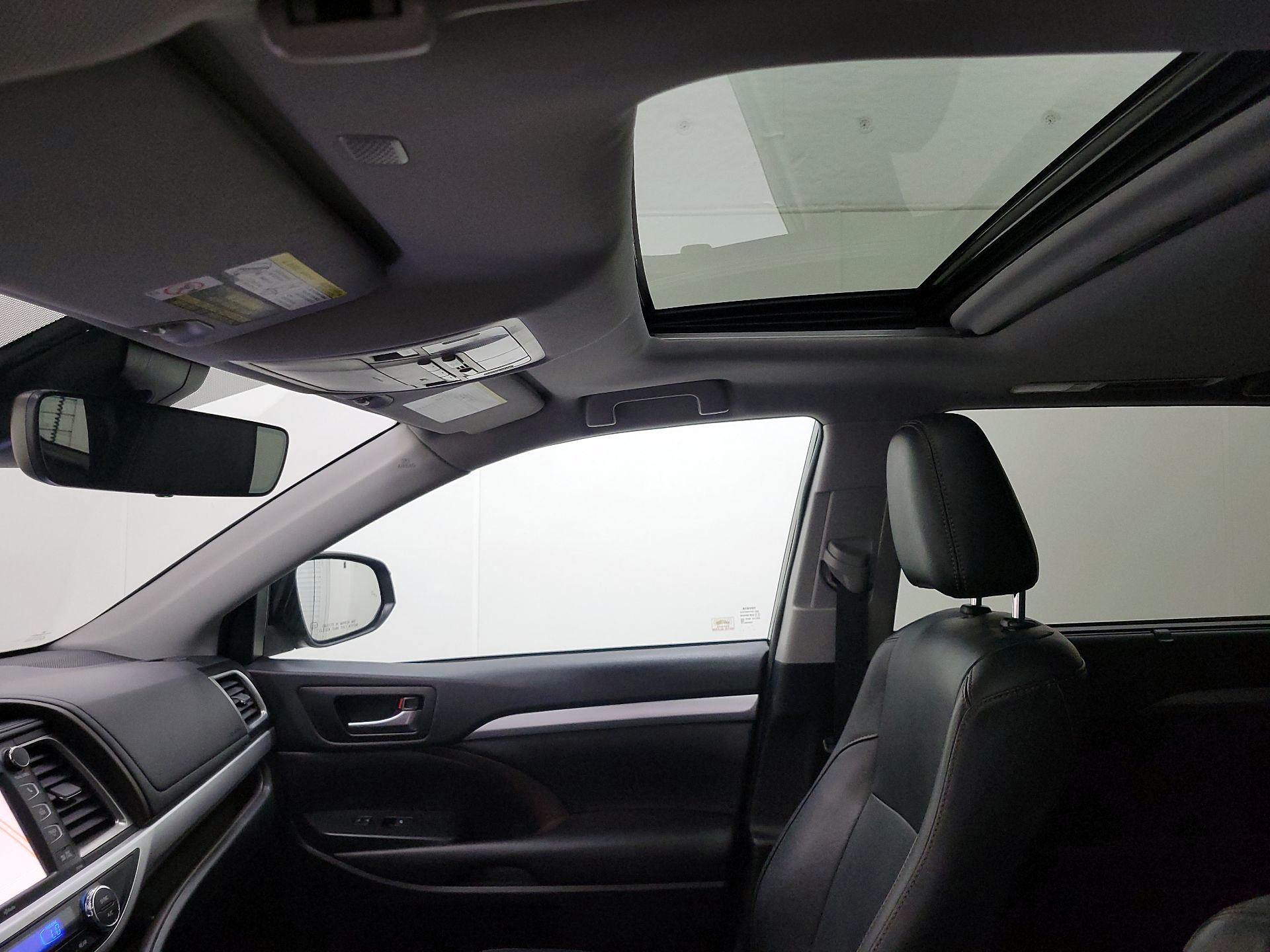 Thumbnail: 2019 Toyota Highlander - 20