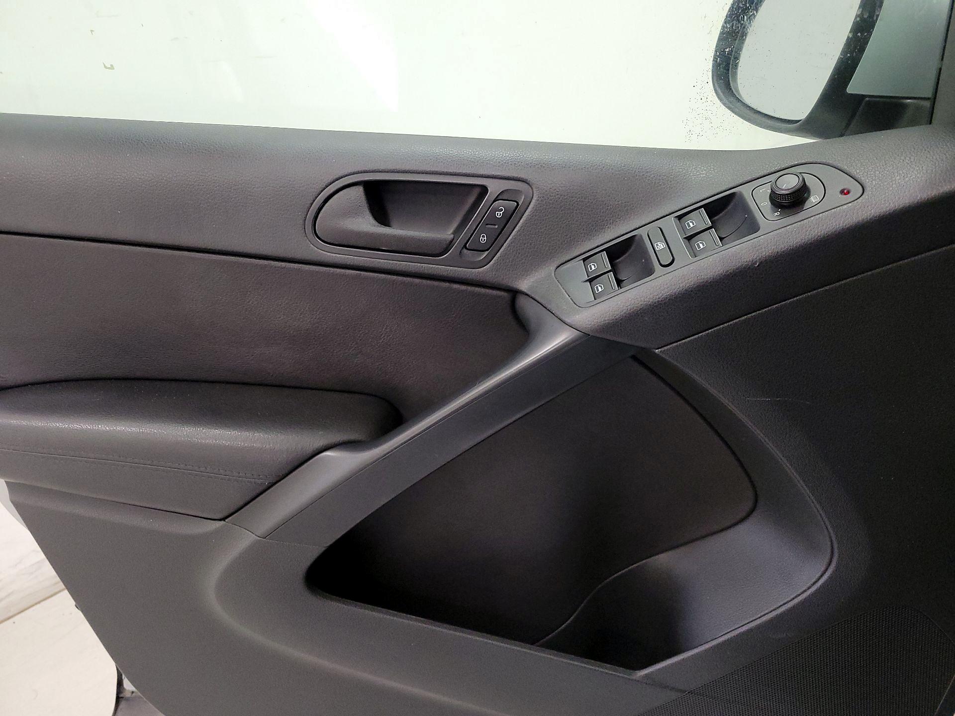Thumbnail: 2016 Volkswagen Tiguan - 12